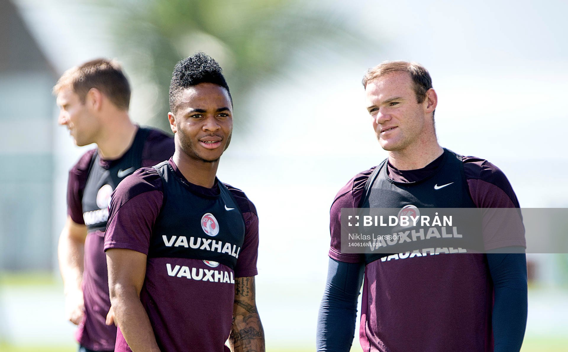 Englands Wayne Rooney och Raheem Sterling under Englands träning under Fotbolls-VM den 16 juni 2014 i Rio de Janeiro.