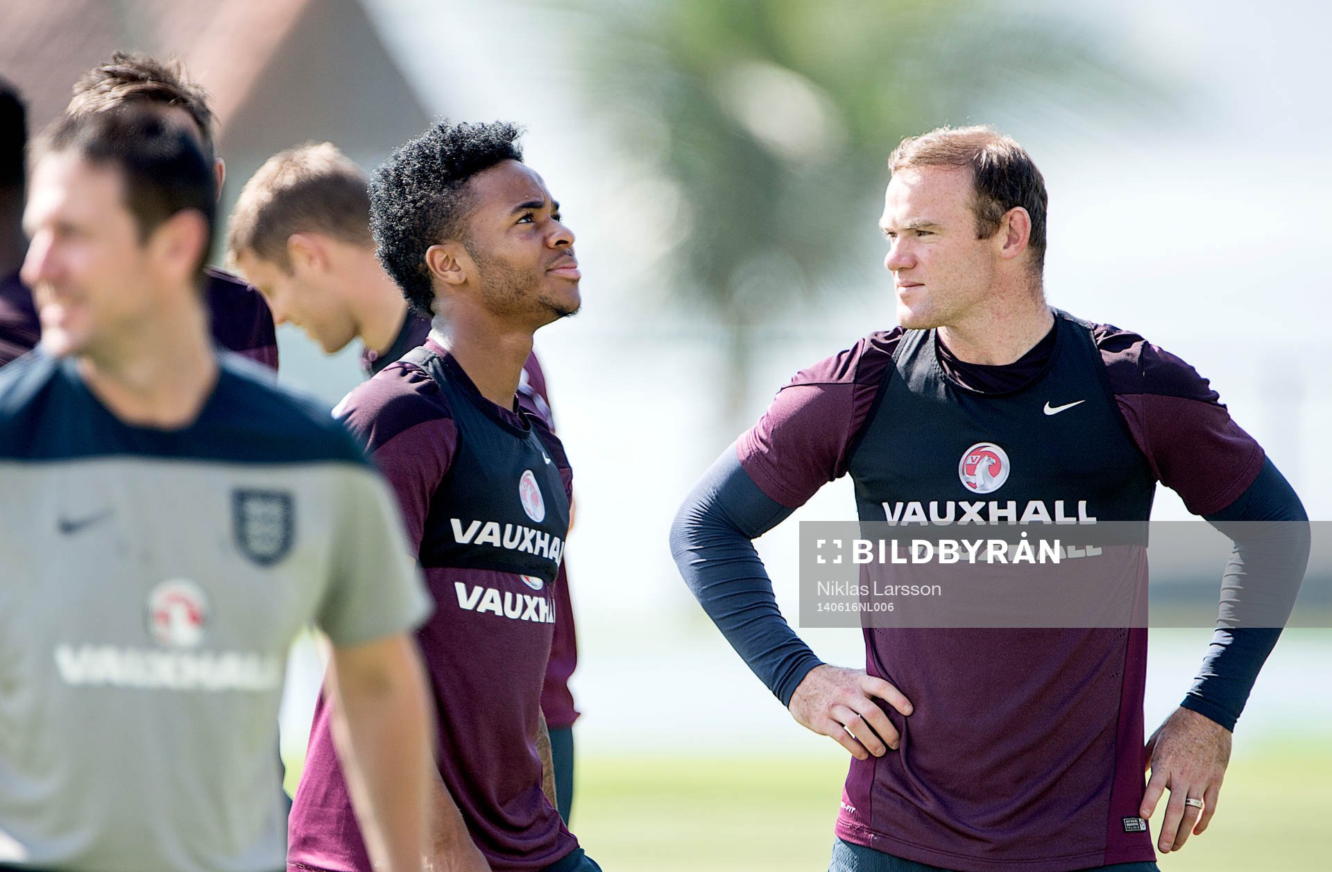 Englands Wayne Rooney och Raheem Sterling