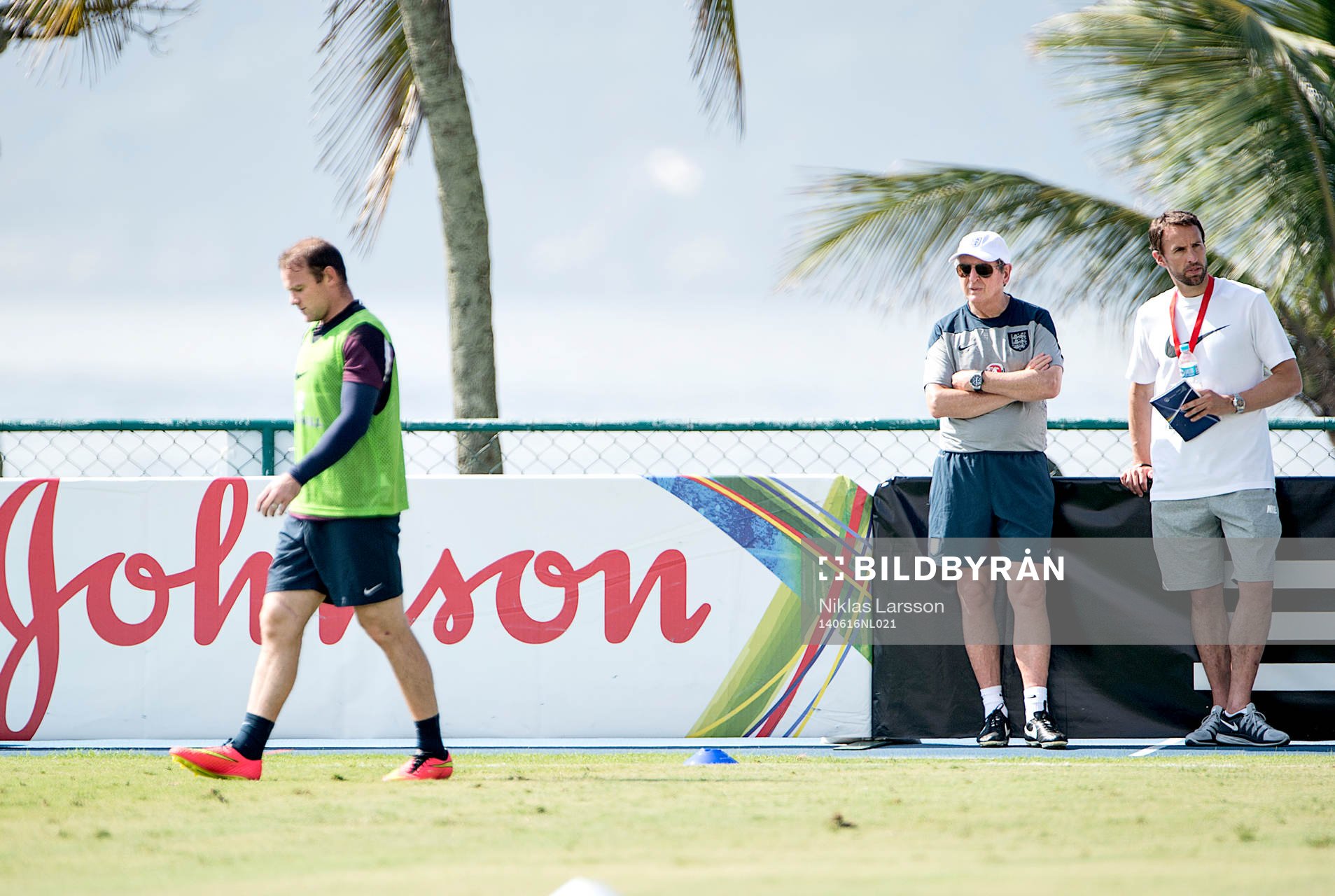 Englands tränare Roy Hodgson och Wayne Rooney under Englands träning under Fotbolls-VM den 16 juni 2014 i Rio de Janeiro.
