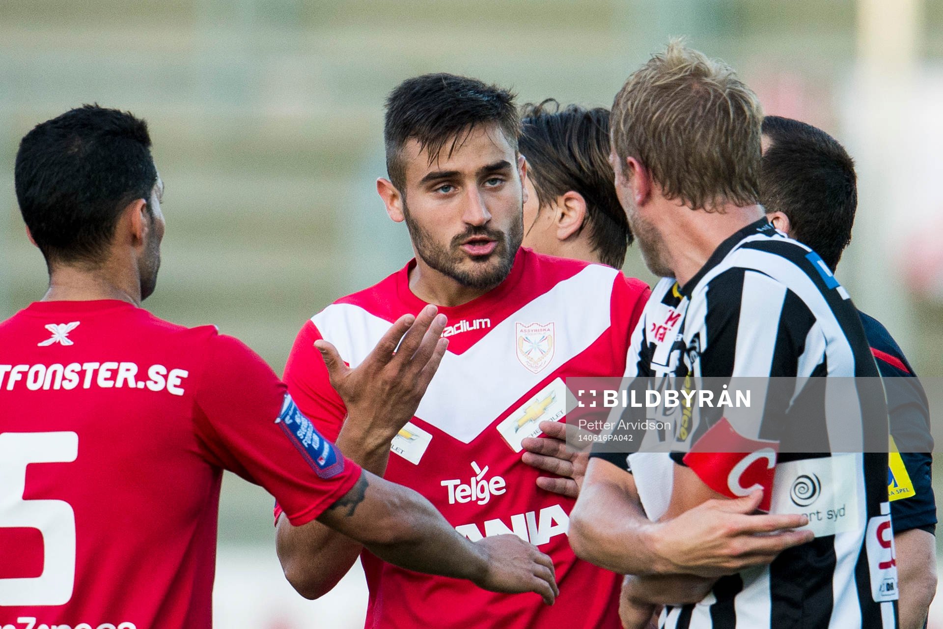Assyriskas Sotiris Papagiannopoulos och Landskronas Johnny Lundberg bråkar under fotbollsmatchen i Superettan mellan Landskrona BOIS och Assyriska den 16 juni 2014 i Landskrona.