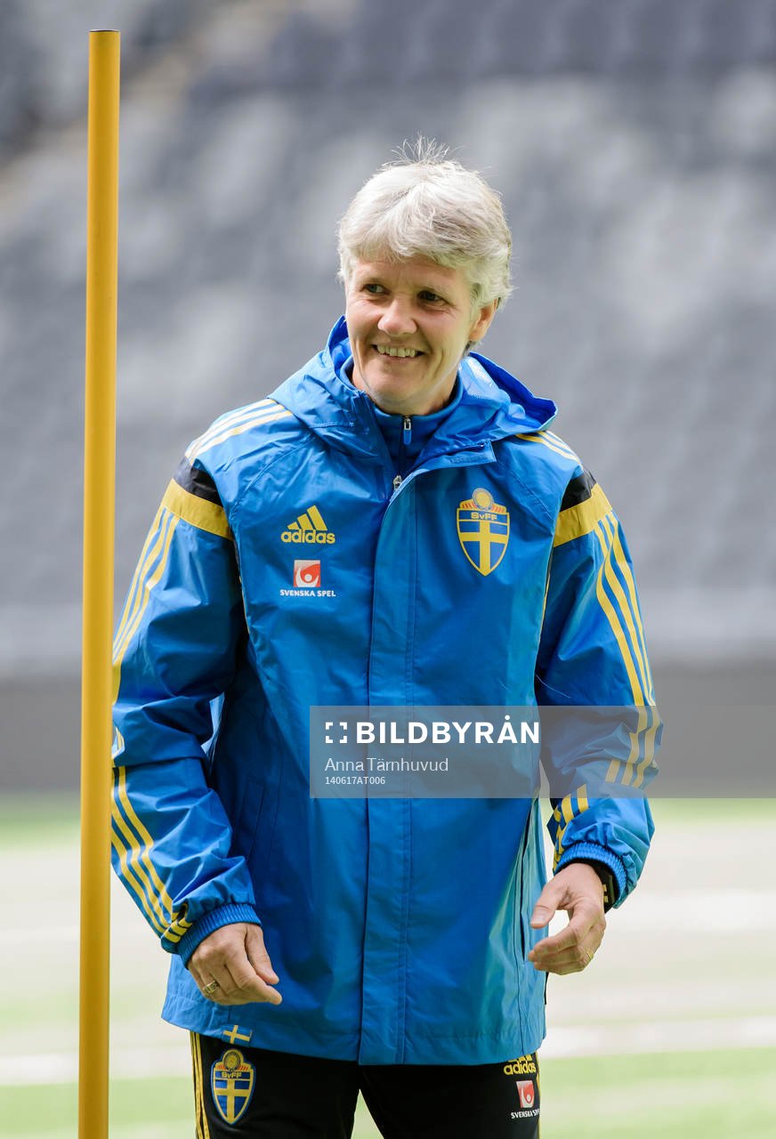  Sveriges förbundskapten Pia Sundhage under en träning inför VM-kvalmatchen mot Färöarna den 17 juni 2014.