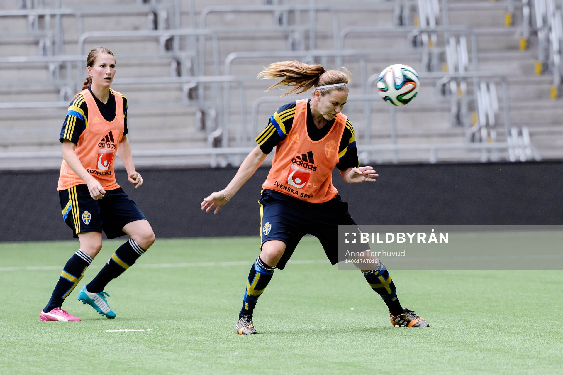 Emma Berglund och Lisa Dahlqvist under en träning inför VM-kvalmatchen mot Färöarna den 17 juni 2014.