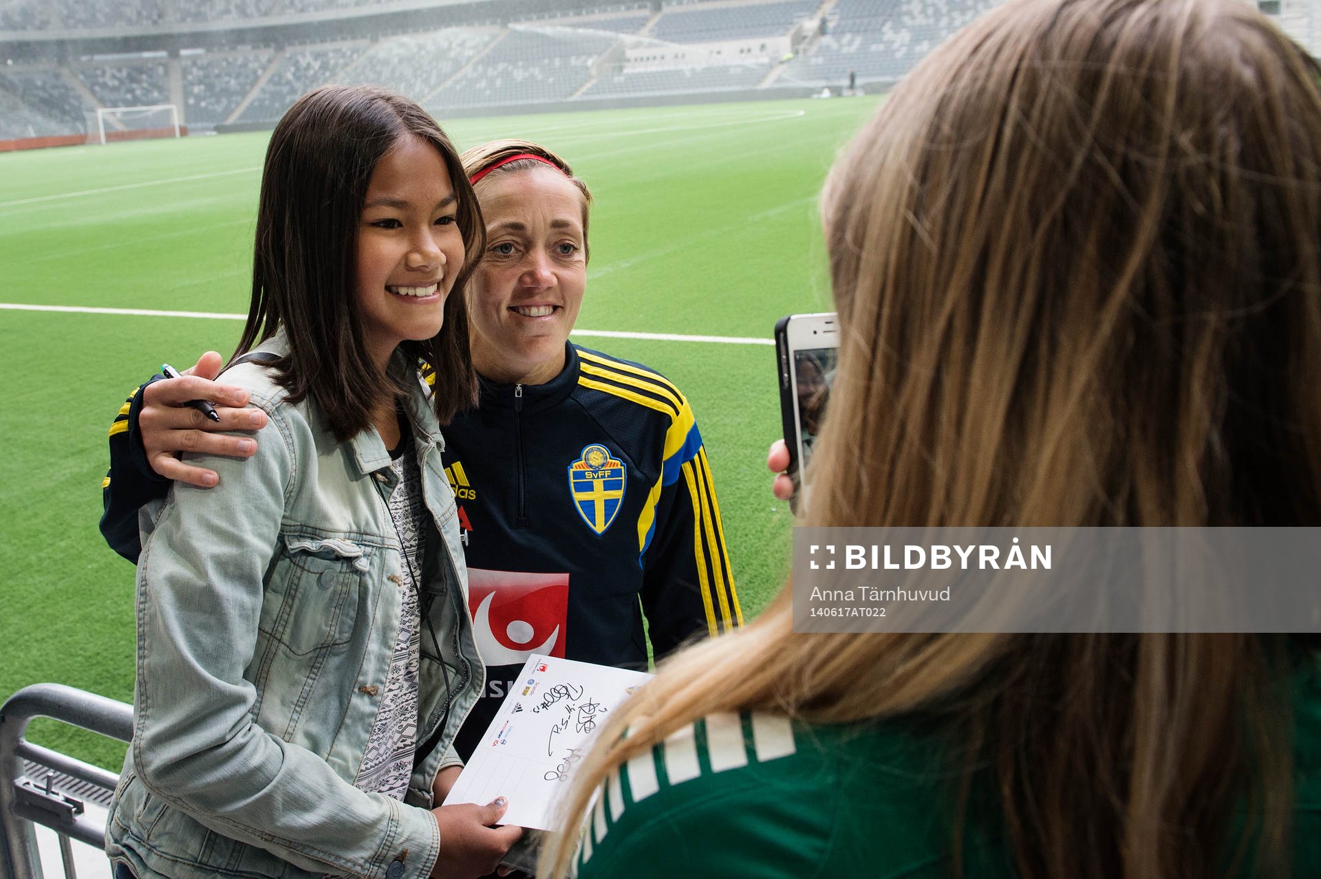 Therese Sjögran blir fotograferad av sina fans