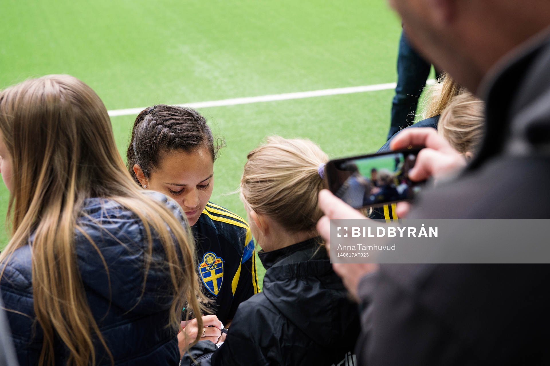 Malin Diaz Pettersson skriver autografer