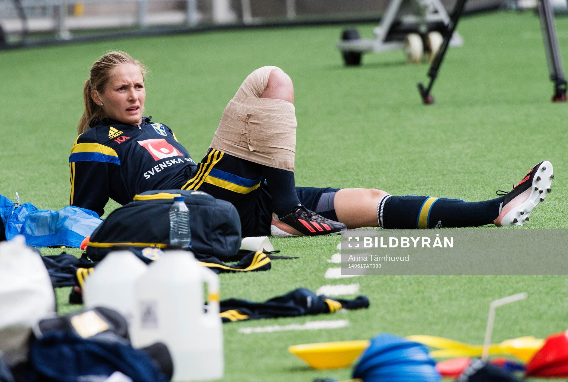 Emmelie Konradsson ligger skadad