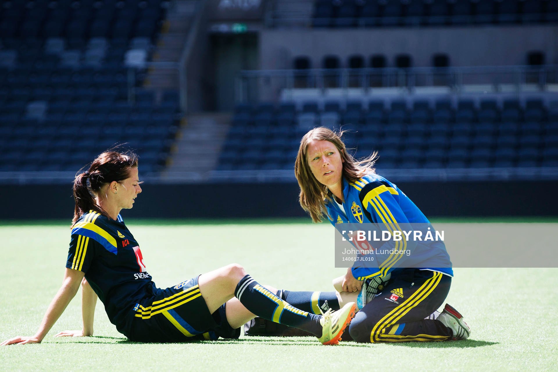 Sveriges Lotta Schelin får behandling av Sjukgymnast Karin Schröder efter en träning inför VM-kvalmatchen mot Färöarna den 16 juni 2014 i Stockholm.