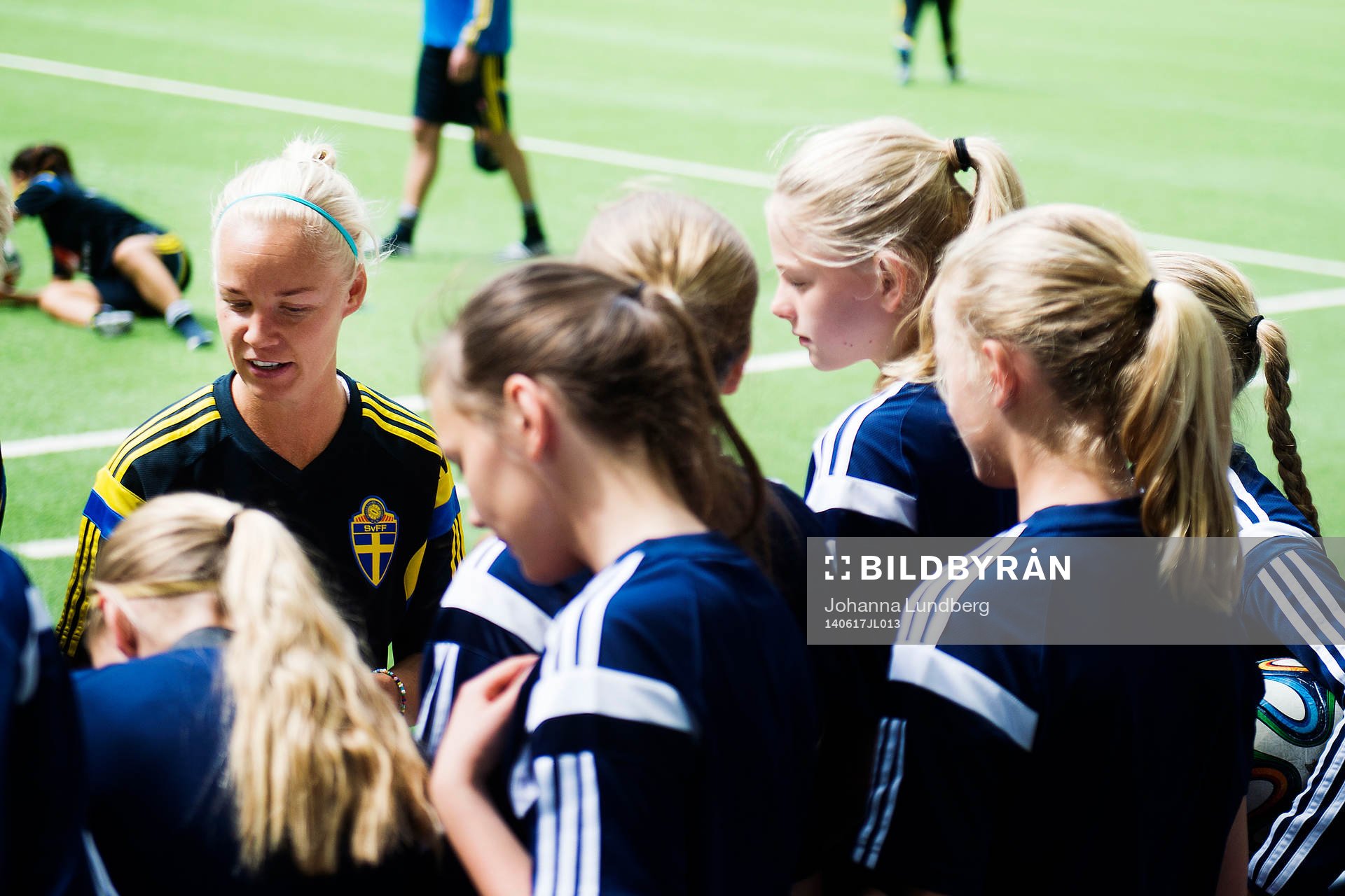 Sveriges Caroline Seger skriver autografer till ett