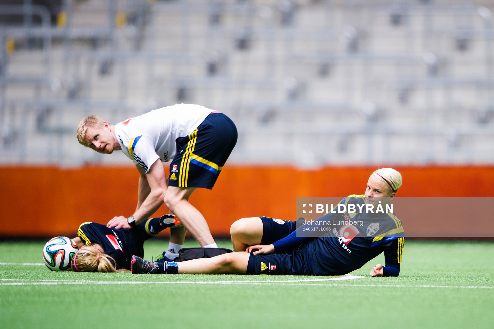 Sveriges Kosovare Asllani och Nilla Fischer får behandling