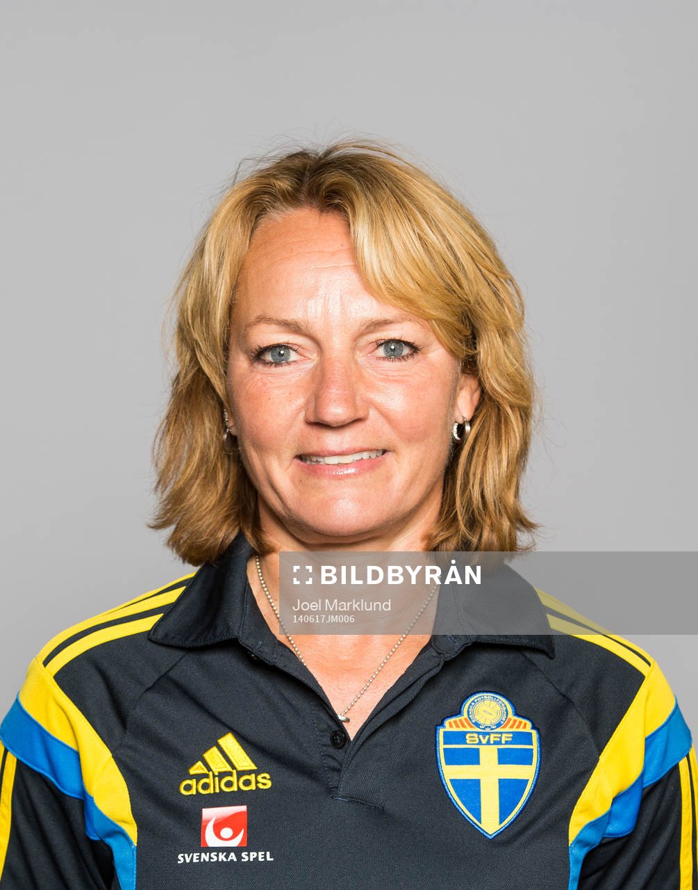 Sveriges damfotbollandslags sjukgymnast Annica Näsmark poserar för ett porträtt den 17 juni 2014 i Stockholm.