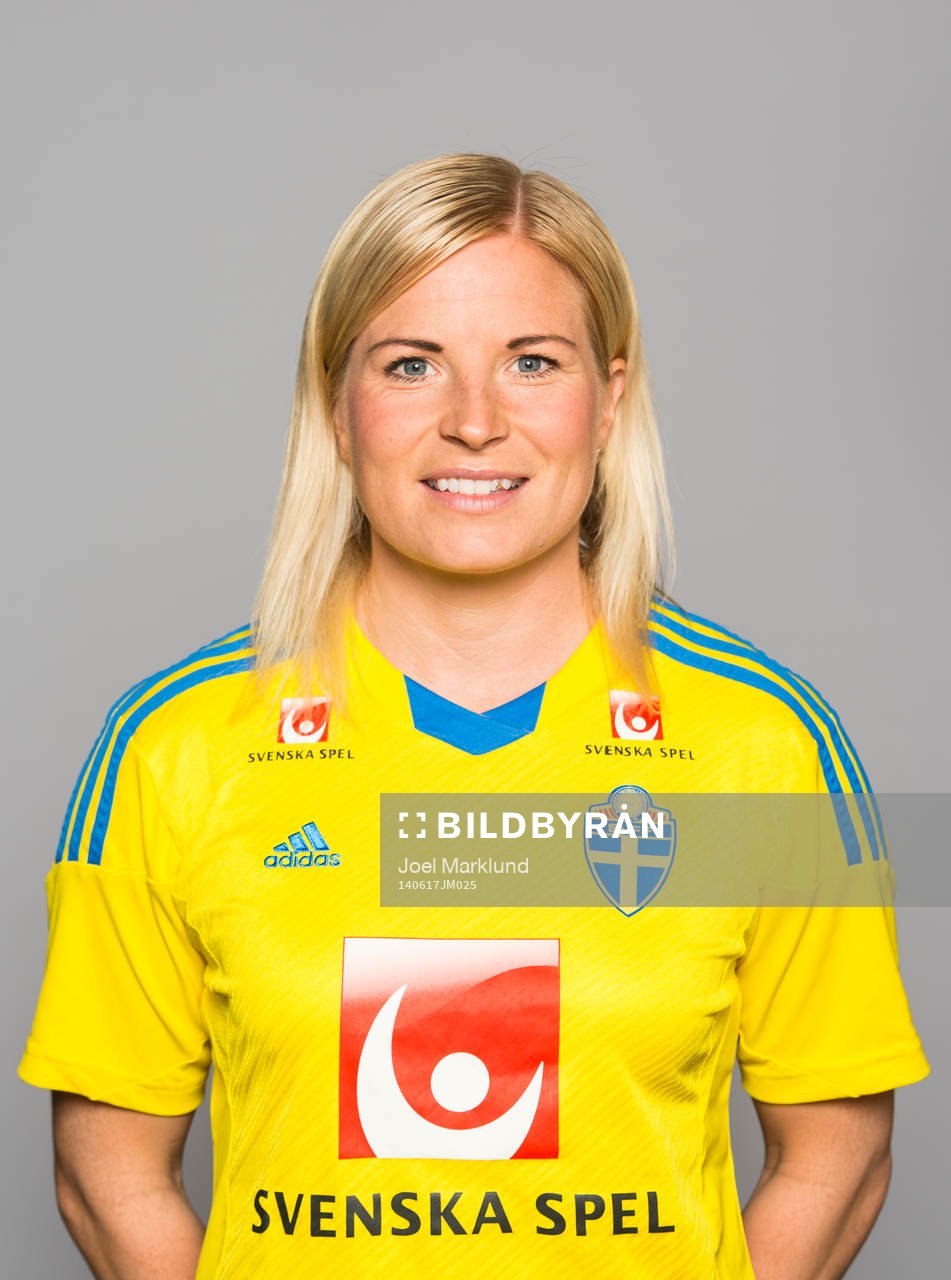 Sveriges damfotbollandslags Annica Svensson poserar för ett porträtt den 17 juni 2014 i Stockholm.