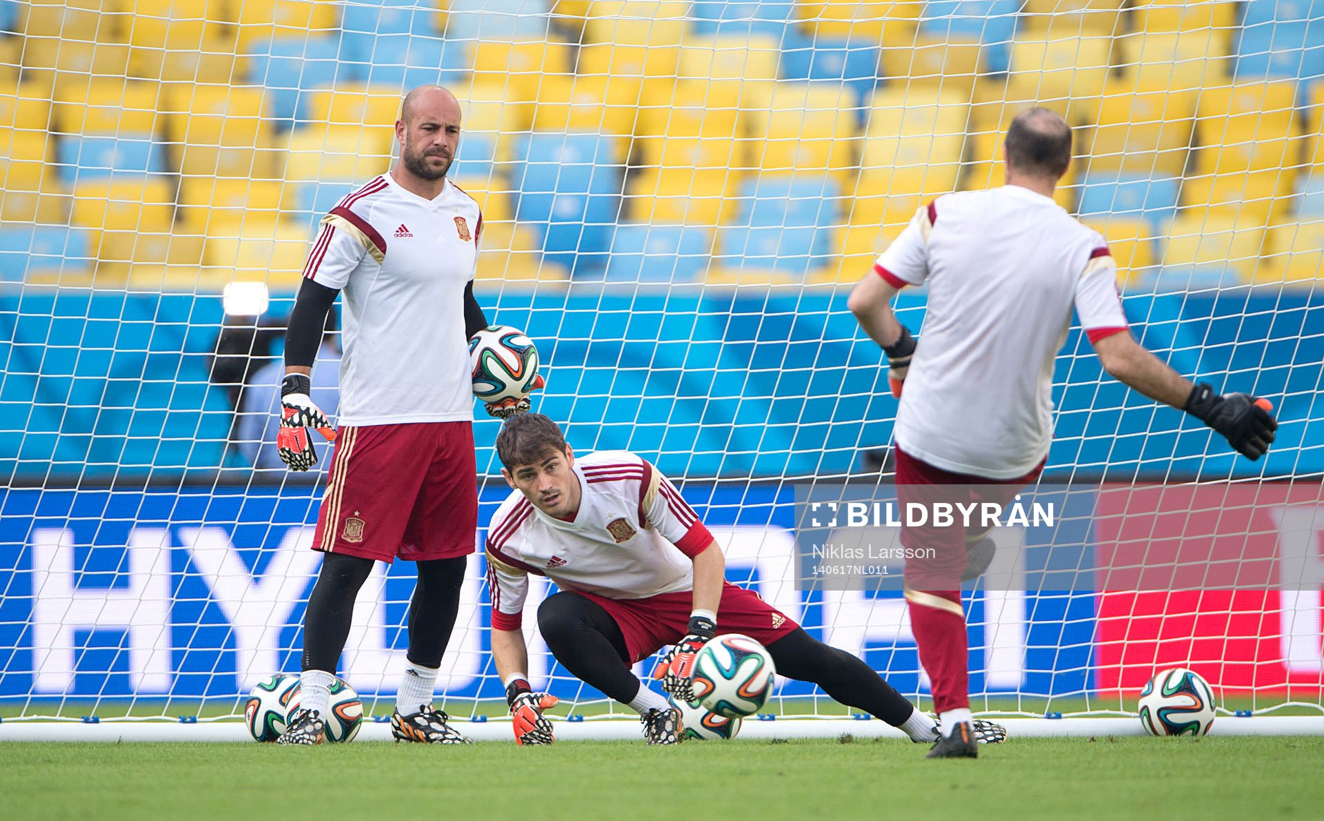 Spaniens målvakt Iker Casillas och målvakt Pepe Reina