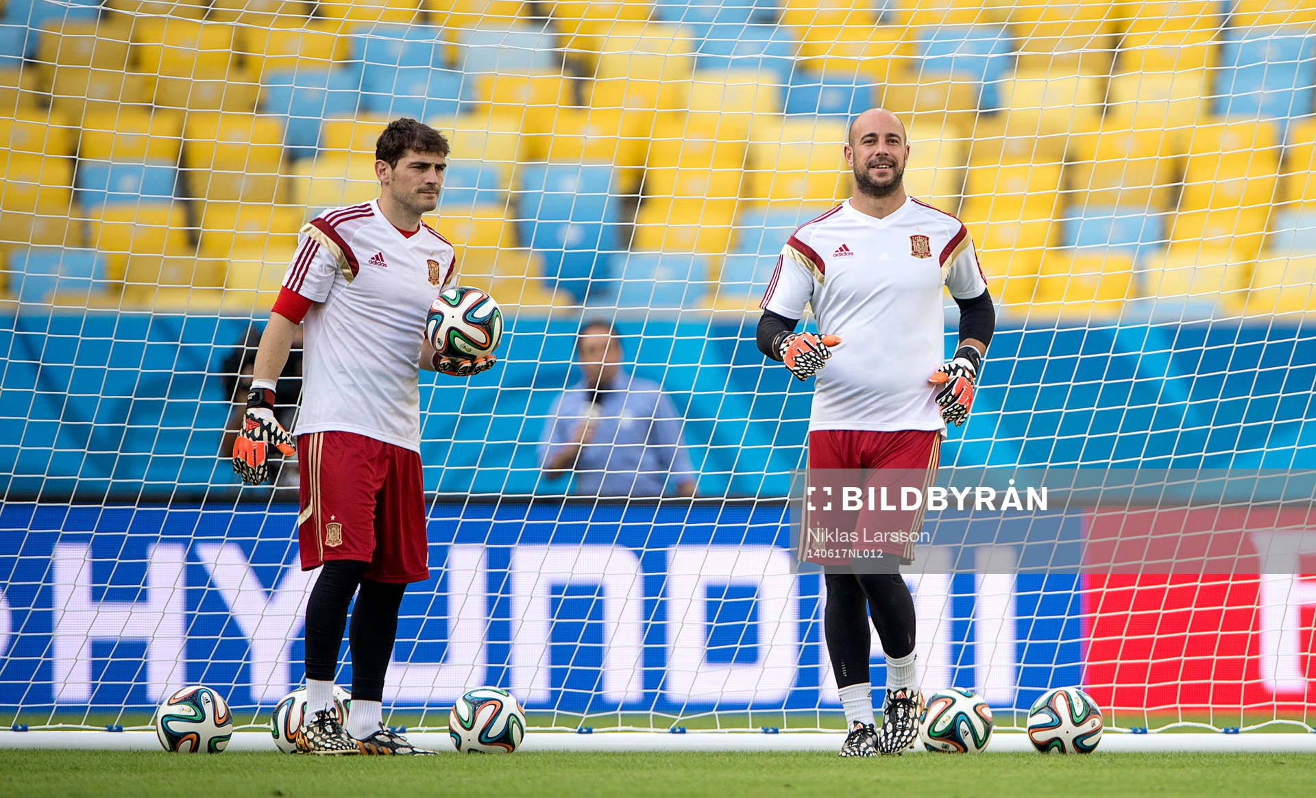 Spaniens målvakt Iker Casillas och målvakt Pepe Reina