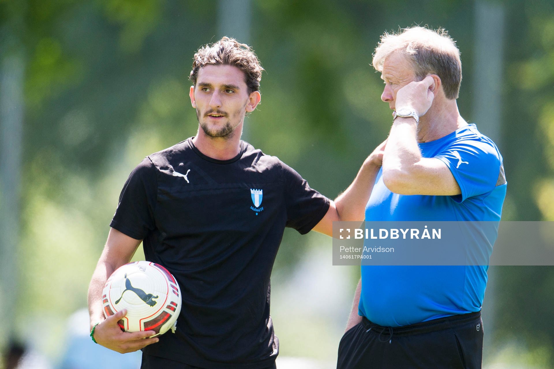 Före detta Malmö FF spelaren Agon Mehmeti pratar med