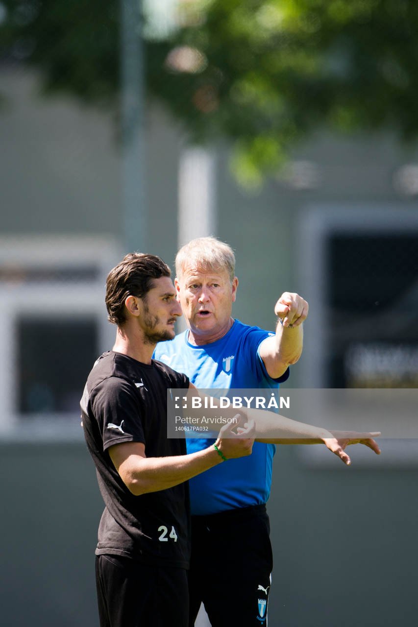 Före detta Malmö FF spelaren Agon Mehmeti pratar med tränare Åge Hareide under Malmö FFs träning den 17 juni 2014 i Malmö.