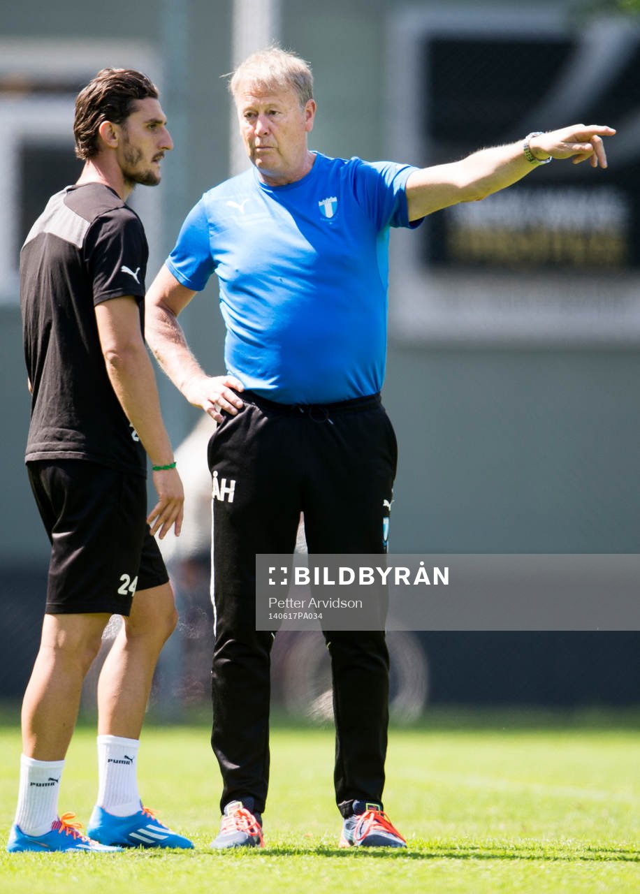 Före detta Malmö FF spelaren Agon Mehmeti pratar med