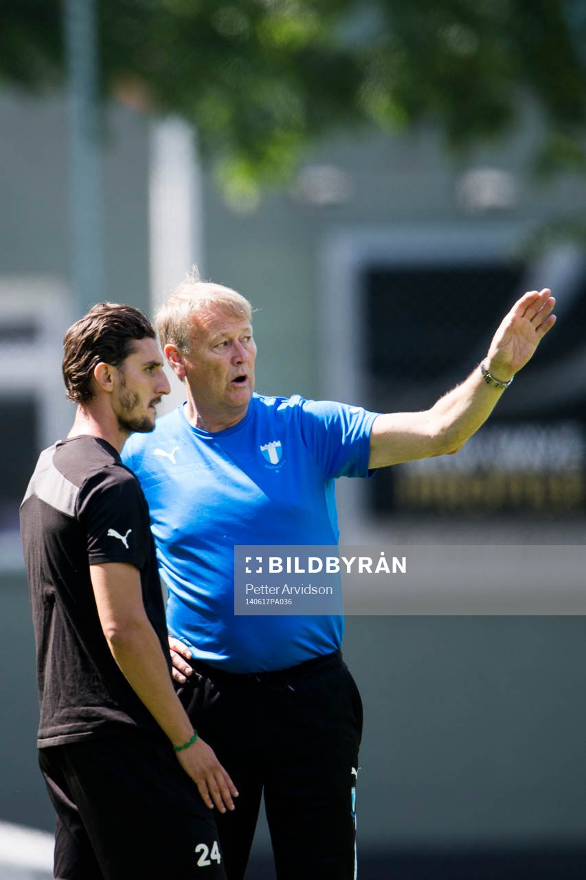 Före detta Malmö FF spelaren Agon Mehmeti pratar med tränare Åge Hareide under Malmö FFs träning den 17 juni 2014 i Malmö.