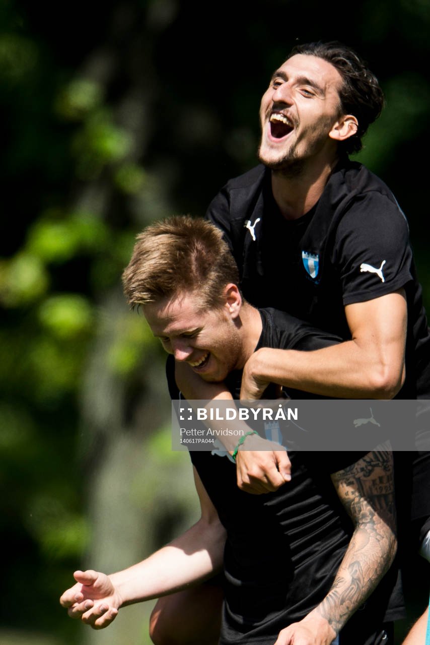 Före detta Malmö FF spelaren Agon Mehmeti skojar med