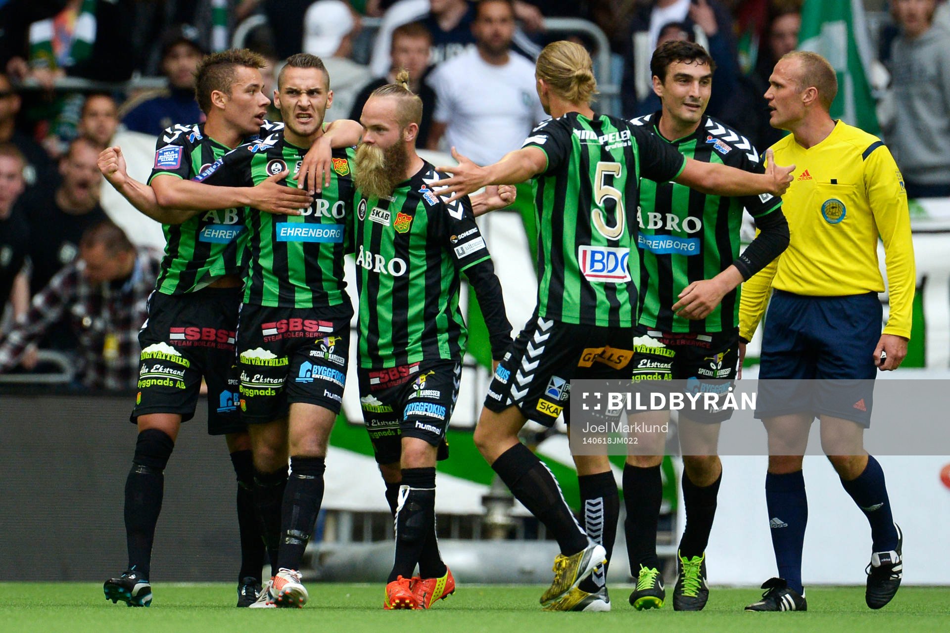 GAIS Shkelqim Krasniqi jublar framför Hammarby-klacken