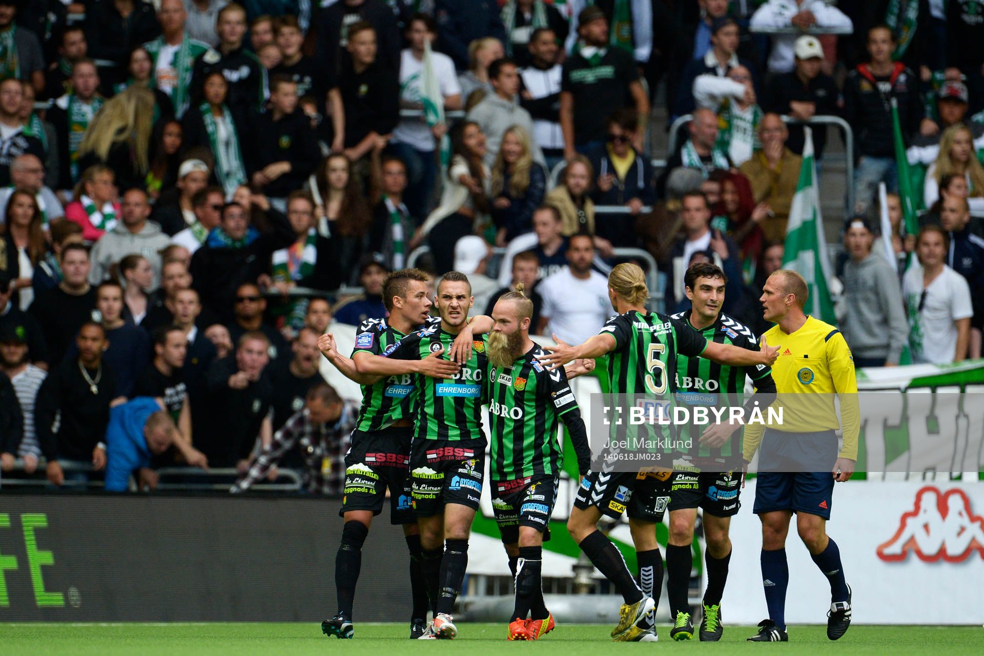 GAIS Shkelqim Krasniqi jublar framför Hammarby-klacken