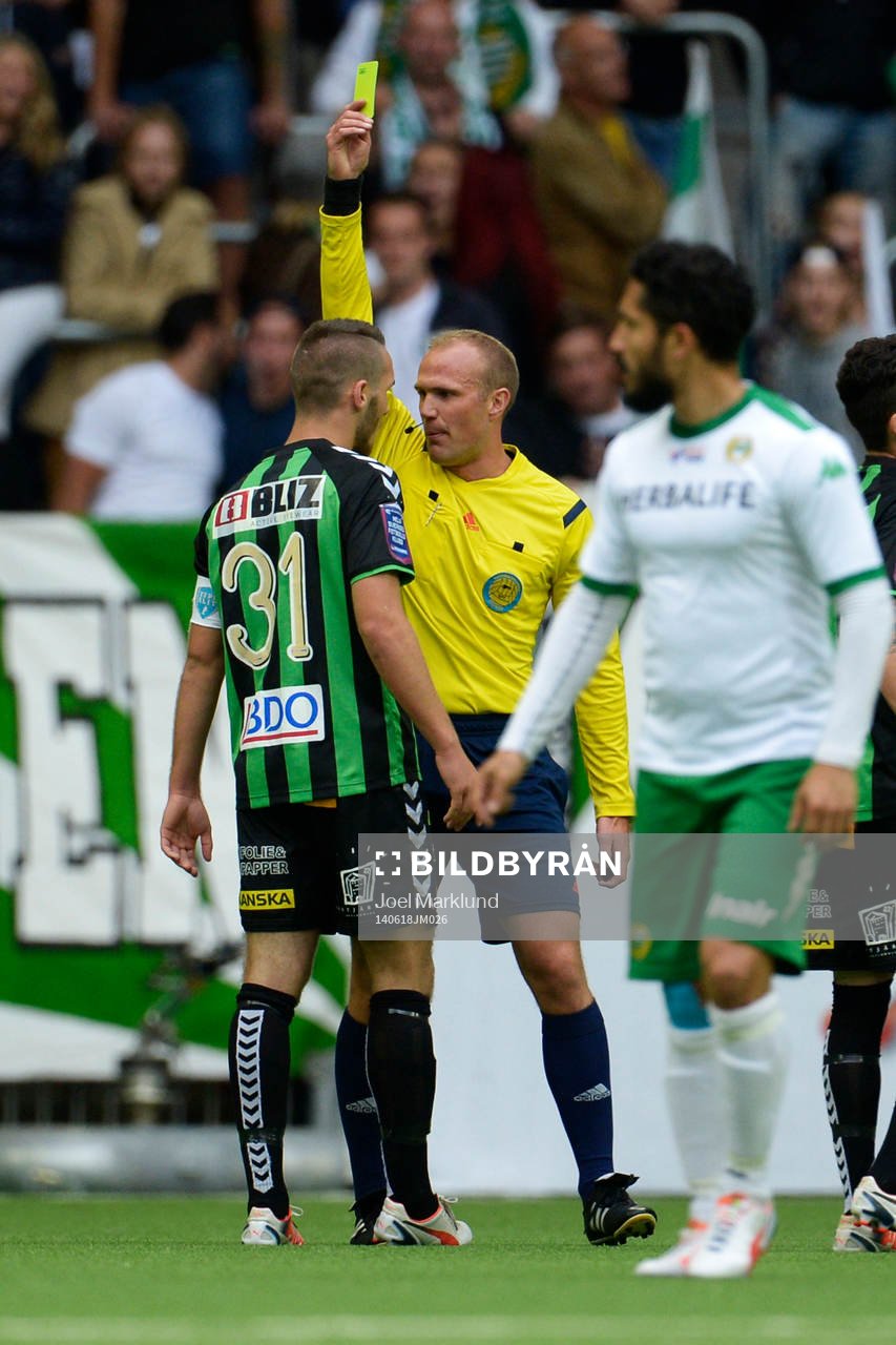 GAIS Shkelqim Krasniqi jublar framför Hammarby-klacken