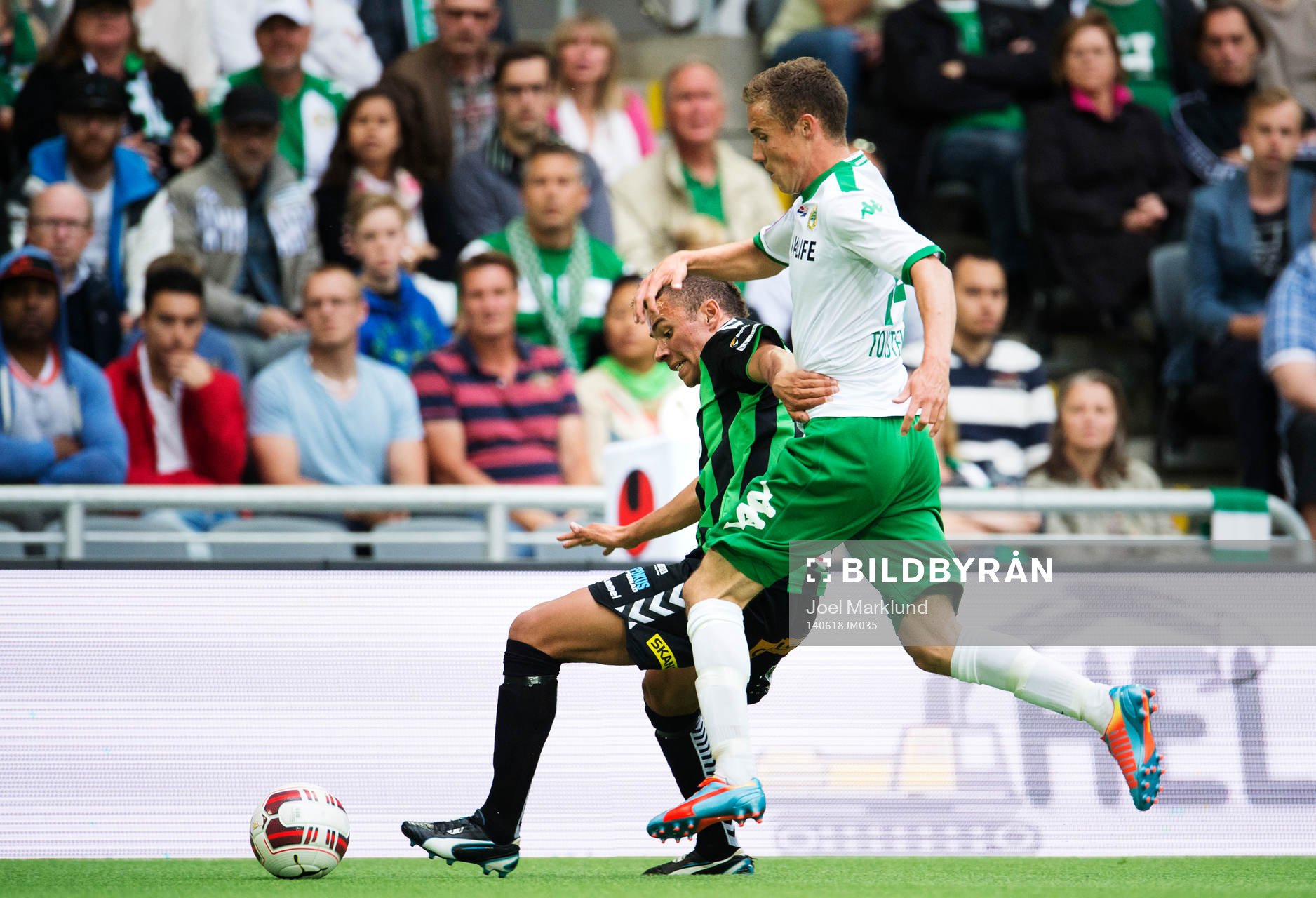 GAIS Malkolm Moenza utmanas av Hammarbys Fredrik Torsteinbø