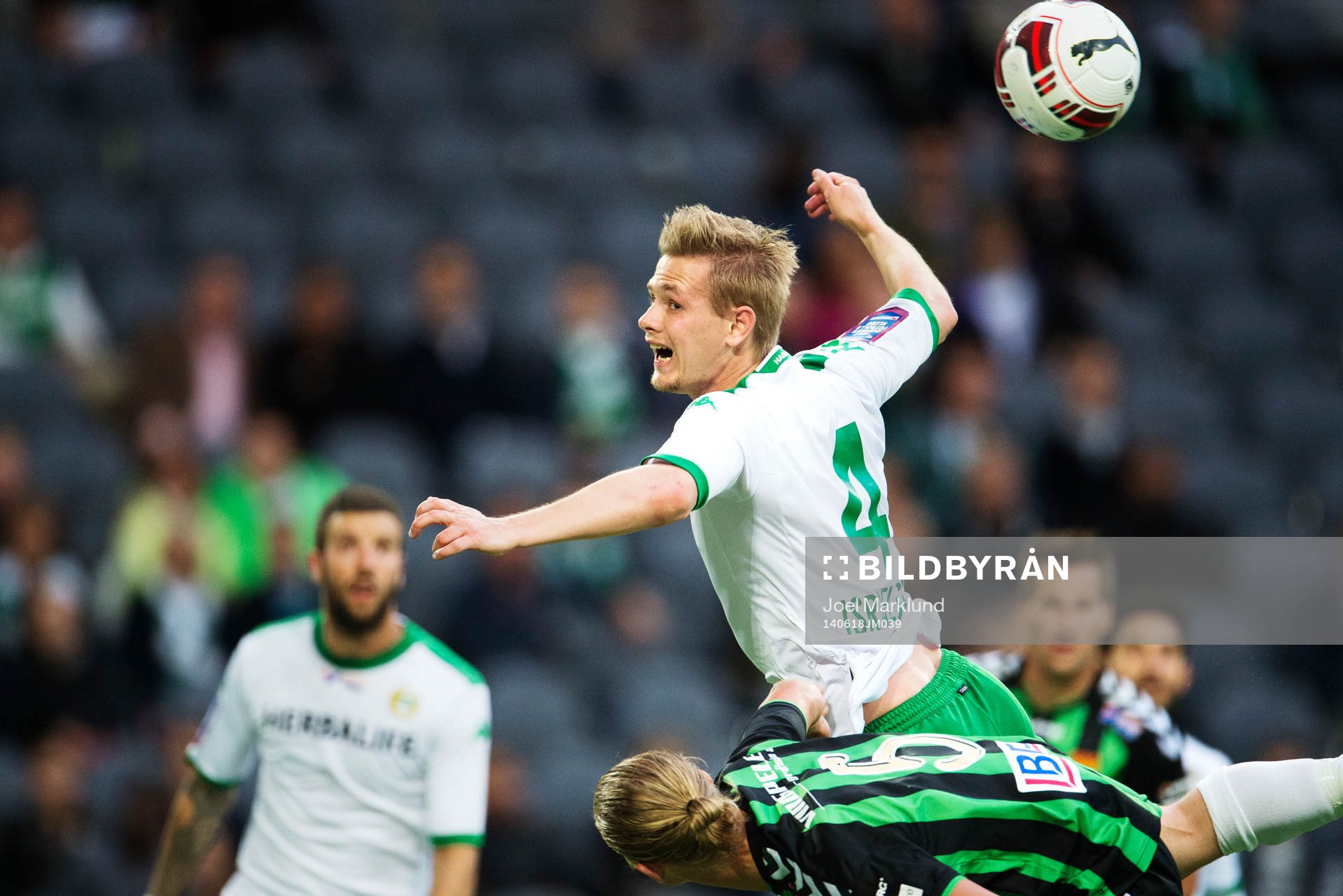 Hammarbys Erik Israelsson förlorar en nickduell mot GAIS