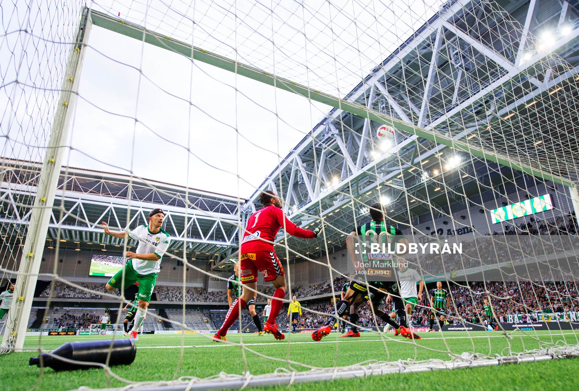 Hammarbys Thomas Guldborg Christensen ser bollen gå i