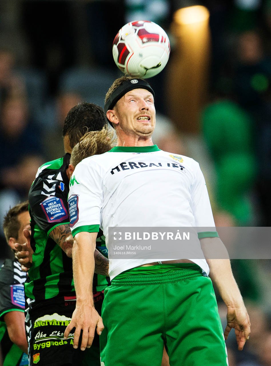 Hammarbys Thomas Guldborg Christensen nickar bollen