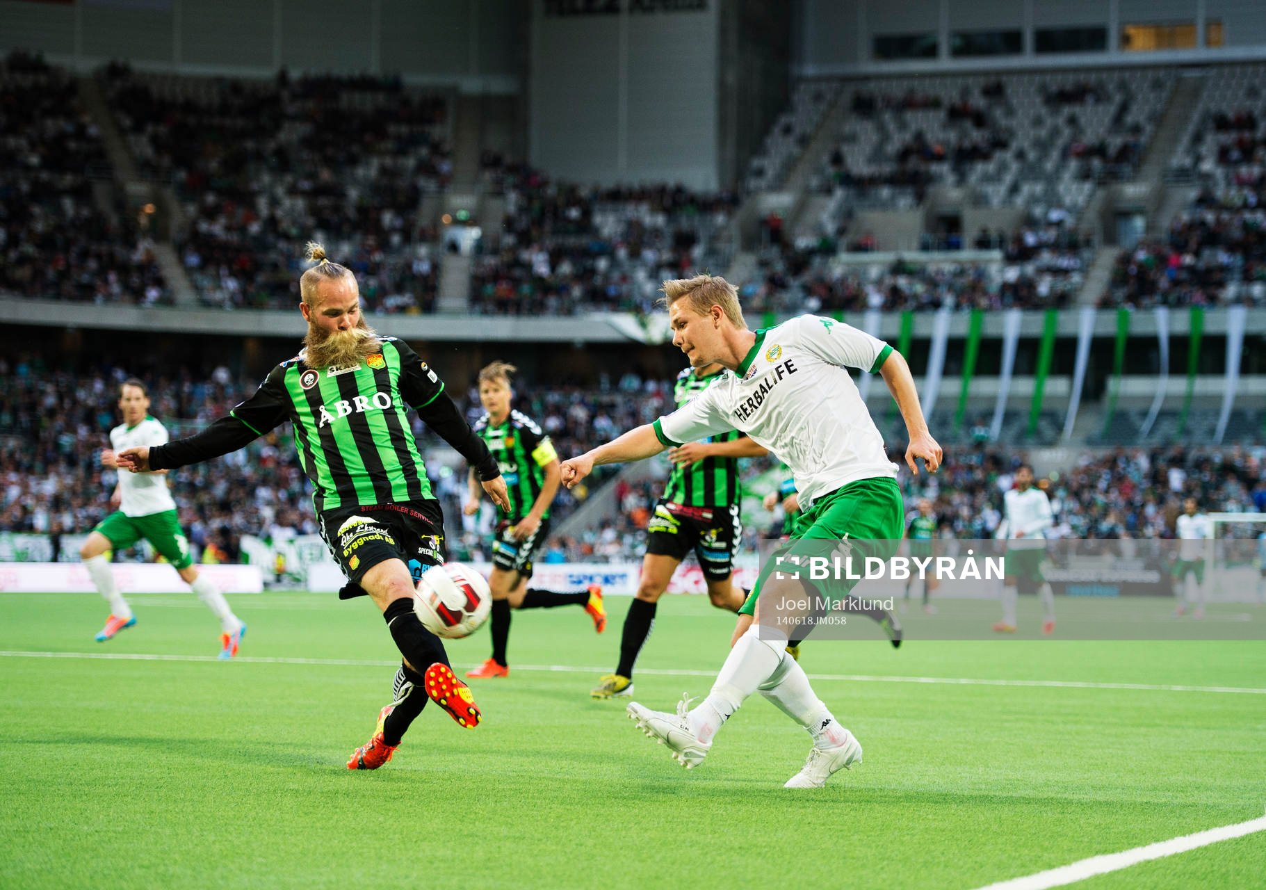GAIS Asegeir Asgeirsson utmanas av Hammarbys Erik Israelsson