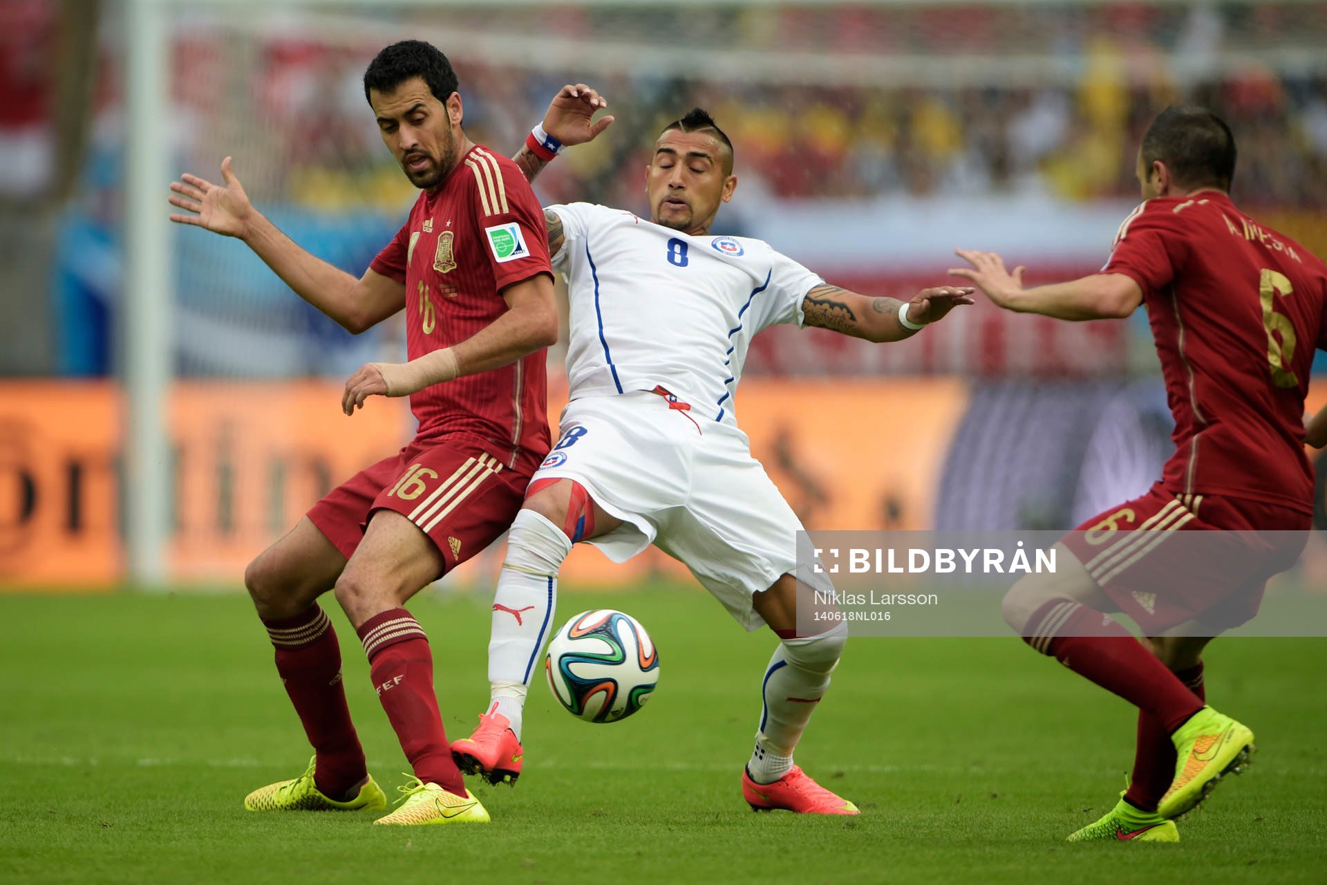 Spaniens Sergio Busquets och Chiles Arturo Vidal