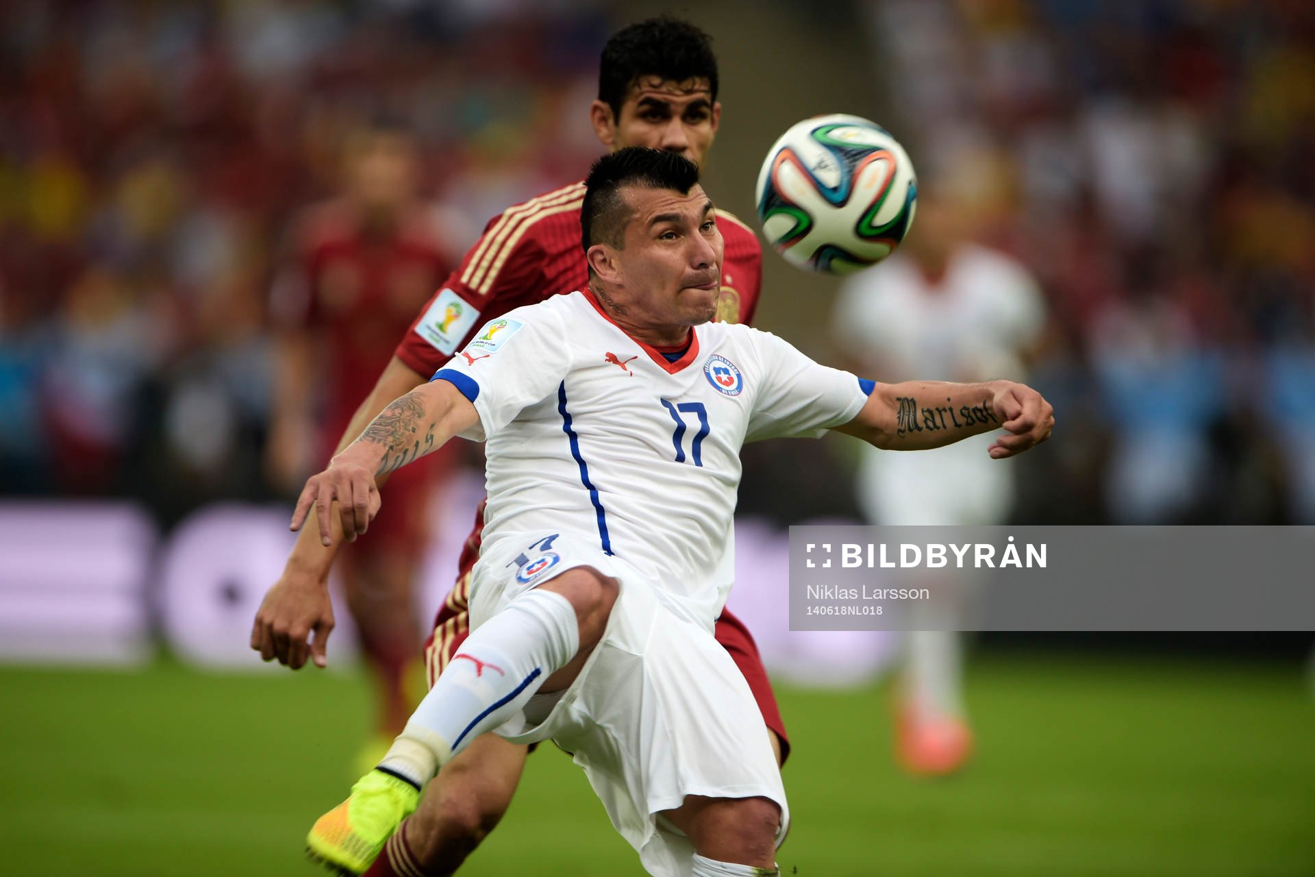 Spaniens Diego Costa och Chiles Gary Medel