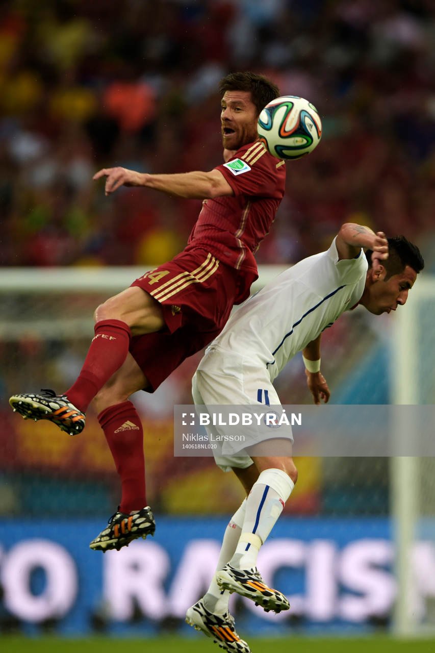 Spaniens Xabi Alonso och Chiles Mauricio Isla