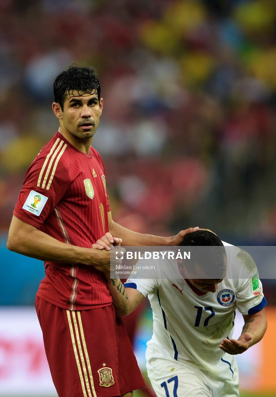 Spaniens Diego Costa och Chiles Gary Medel