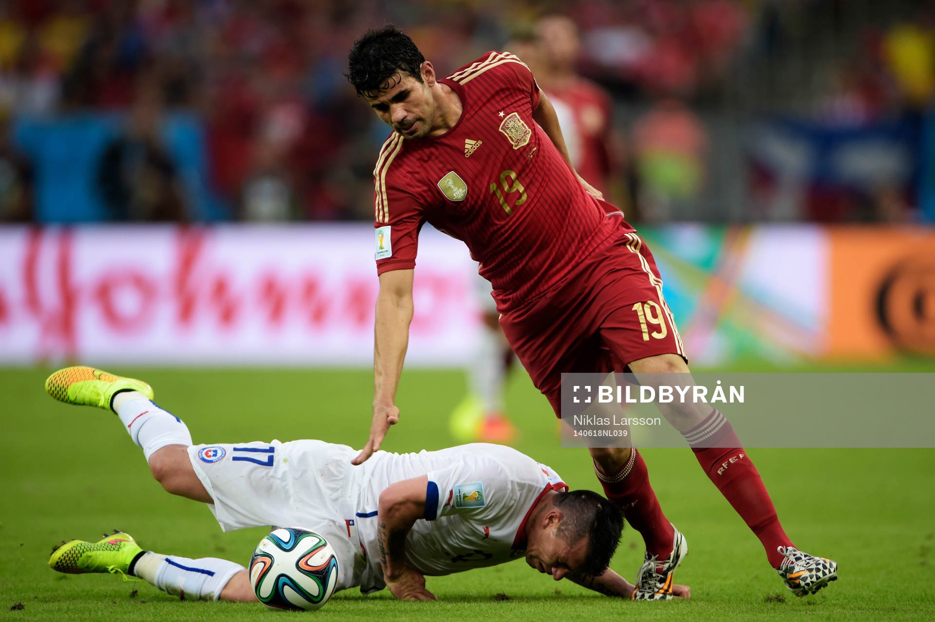 Chiles Gary Medel och Spaniens Diego Costa under fotbollsmatchen mellan Spanien och Chile under Fotbolls-VM den 18 juni 2014 i Rio de Janeiro.