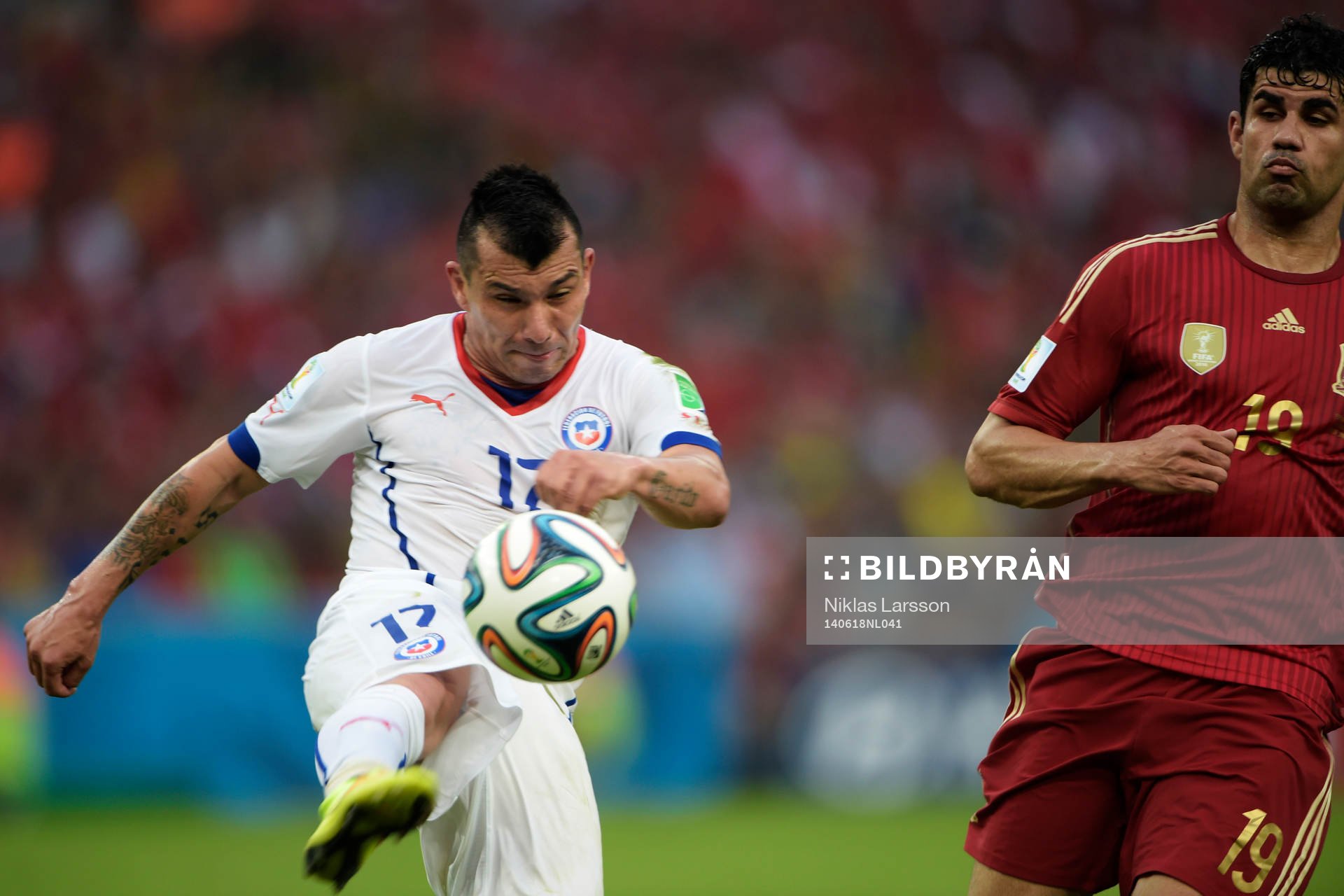 Chiles Gary Medel och Spaniens Diego Costa under fotbollsmatchen mellan Spanien och Chile under Fotbolls-VM den 18 juni 2014 i Rio de Janeiro.