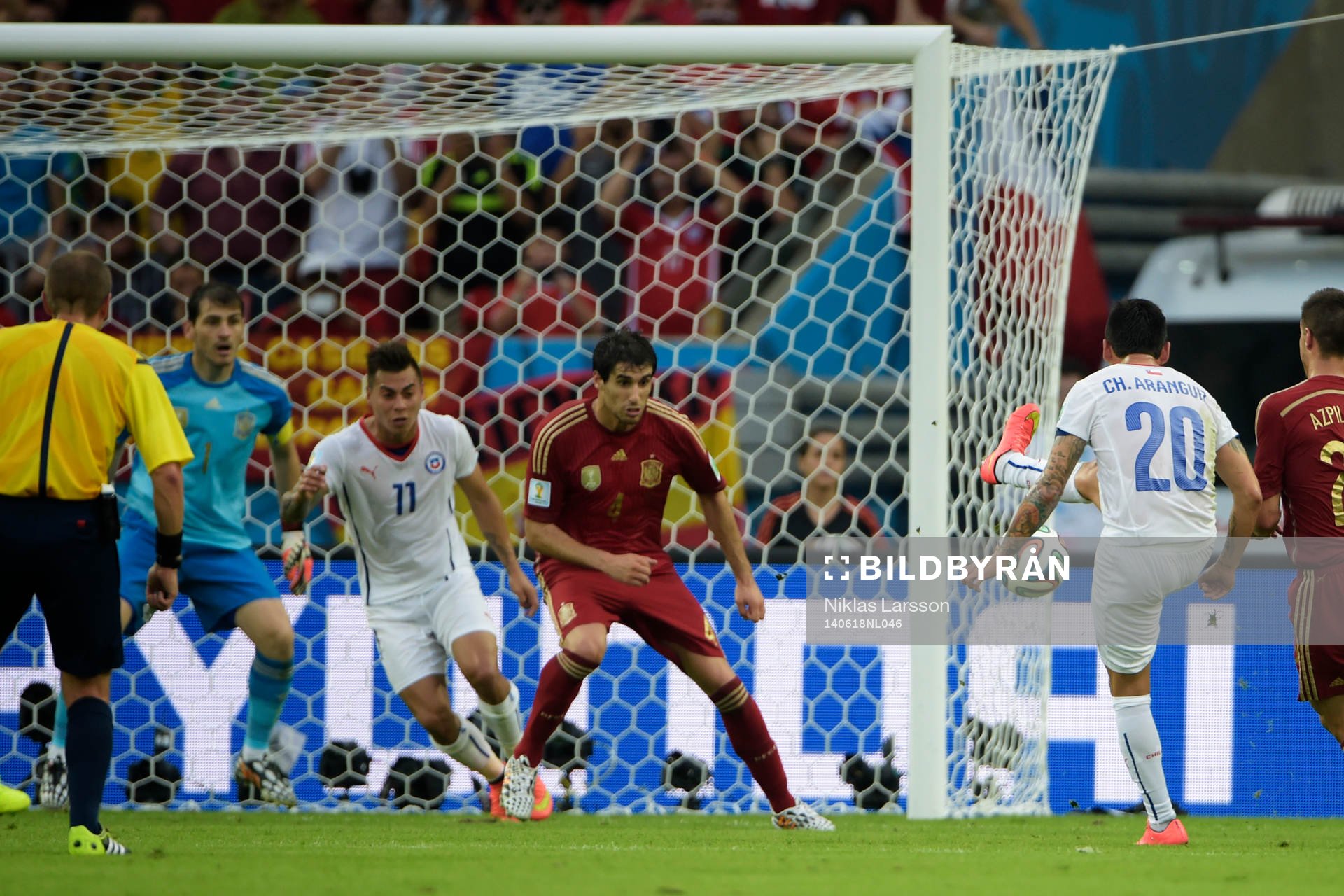 Chiles Charles Aránguiz gör 0-2 under fotbollsmatchen mellan Spanien och Chile under Fotbolls-VM den 18 juni 2014 i Rio de Janeiro.