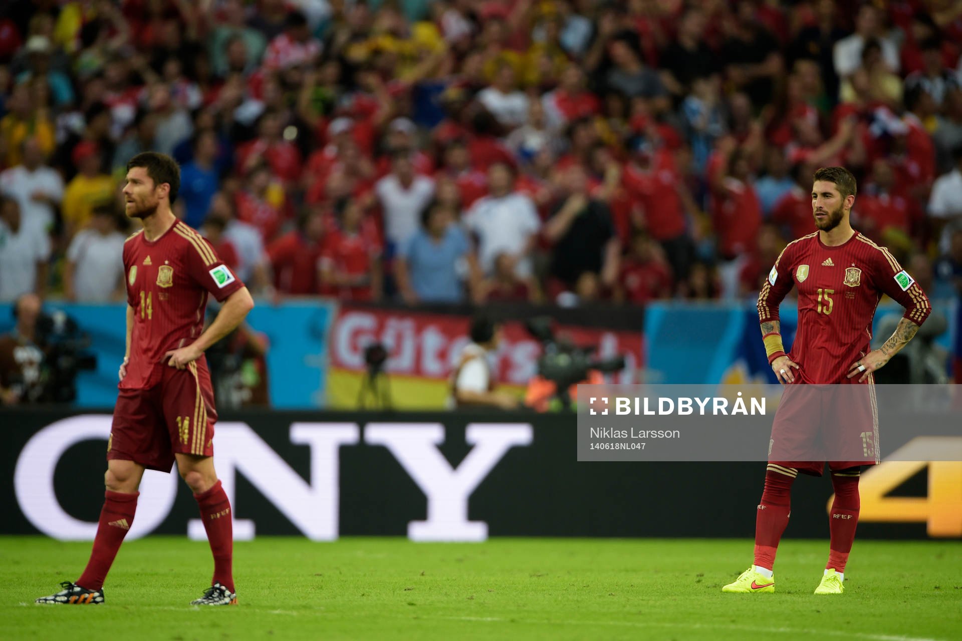 Spaniens Xabi Alonso och Sergio Ramos deppar