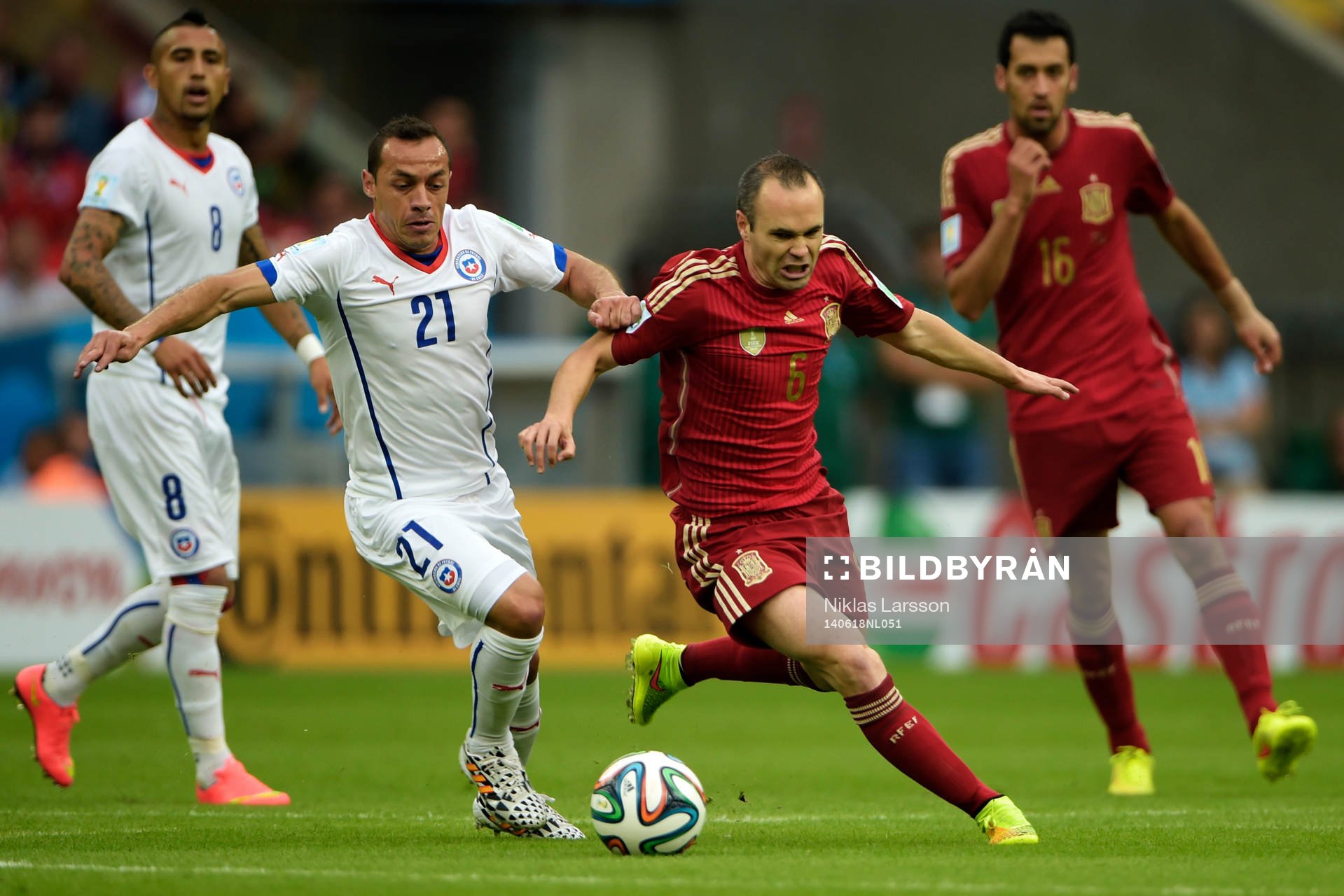 Chiles Marcelo Díaz och Spaniens Andres Iniesta