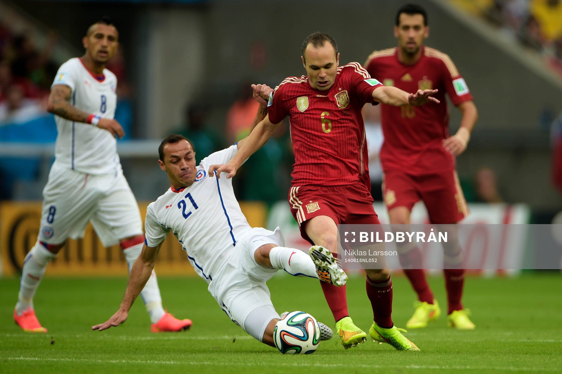Chiles Marcelo Díaz och Spaniens Andres Iniesta