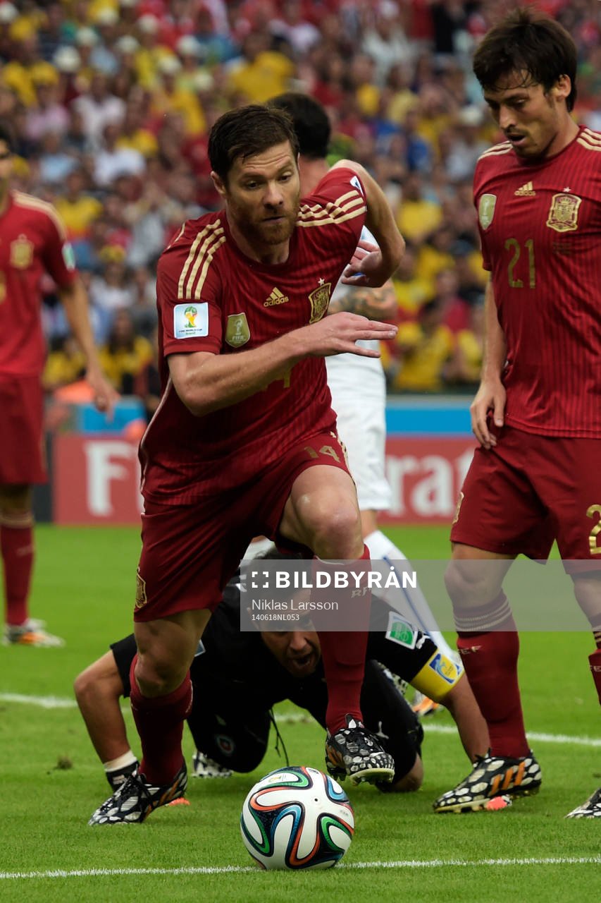 Spaniens Xabi Alonso och Chiles målvakt Claudio Bravo