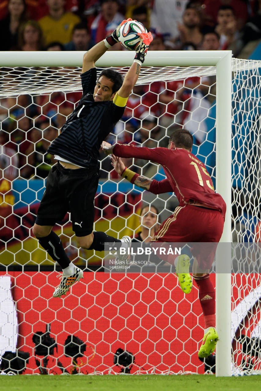 Chiles målvakt Claudio Bravo under fotbollsmatchen mellan Spanien och Chile under Fotbolls-VM den 18 juni 2014 i Rio de Janeiro.