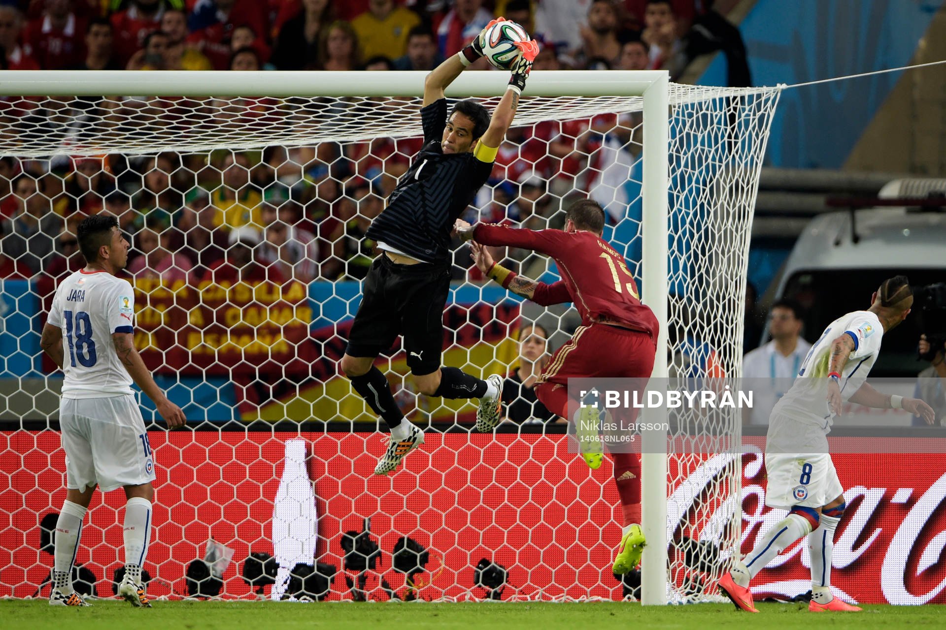 Chiles målvakt Claudio Bravo under fotbollsmatchen mellan Spanien och Chile under Fotbolls-VM den 18 juni 2014 i Rio de Janeiro.