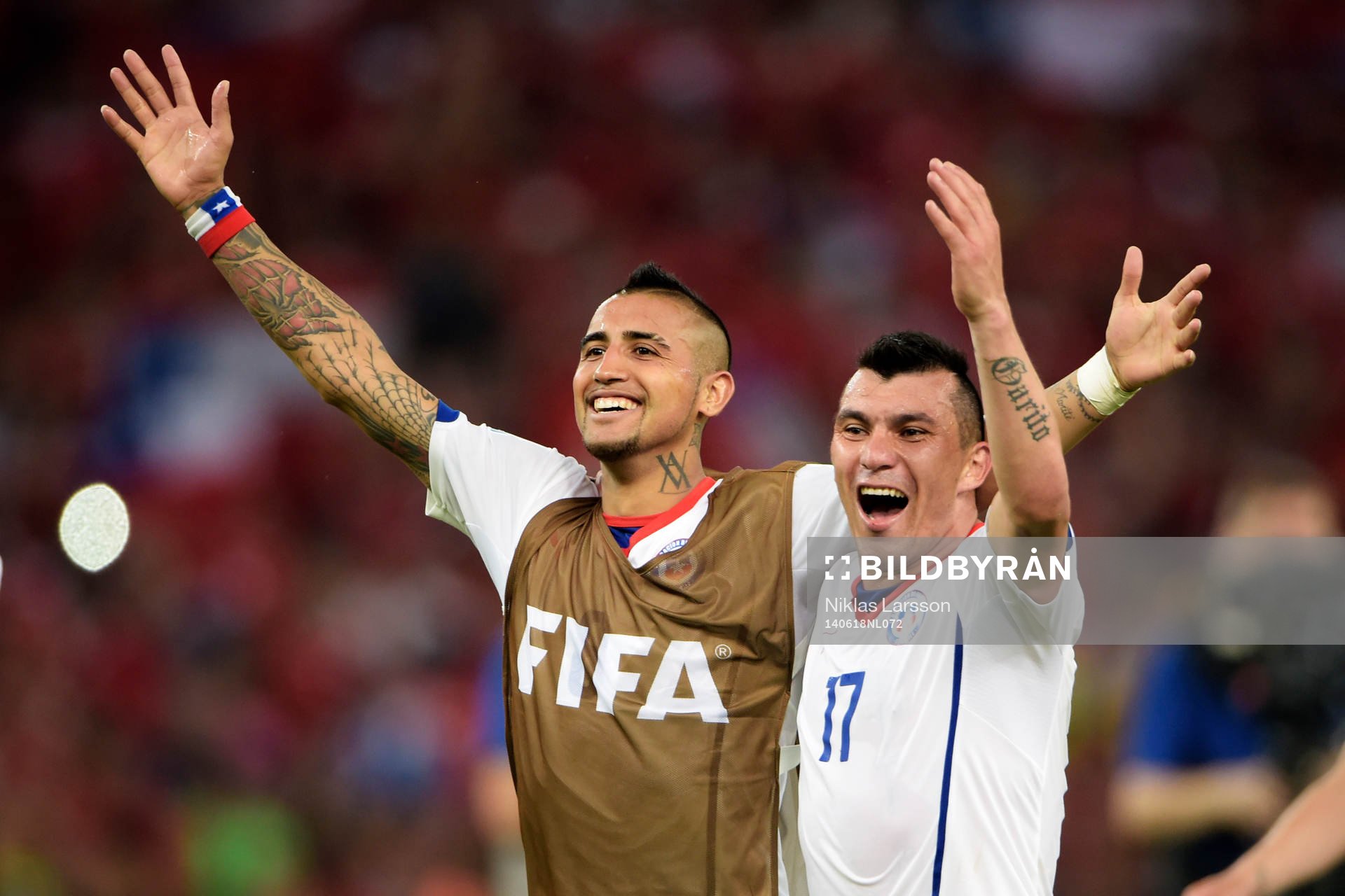 Chiles Eduardo Vargas och Arturo Vidal jublar