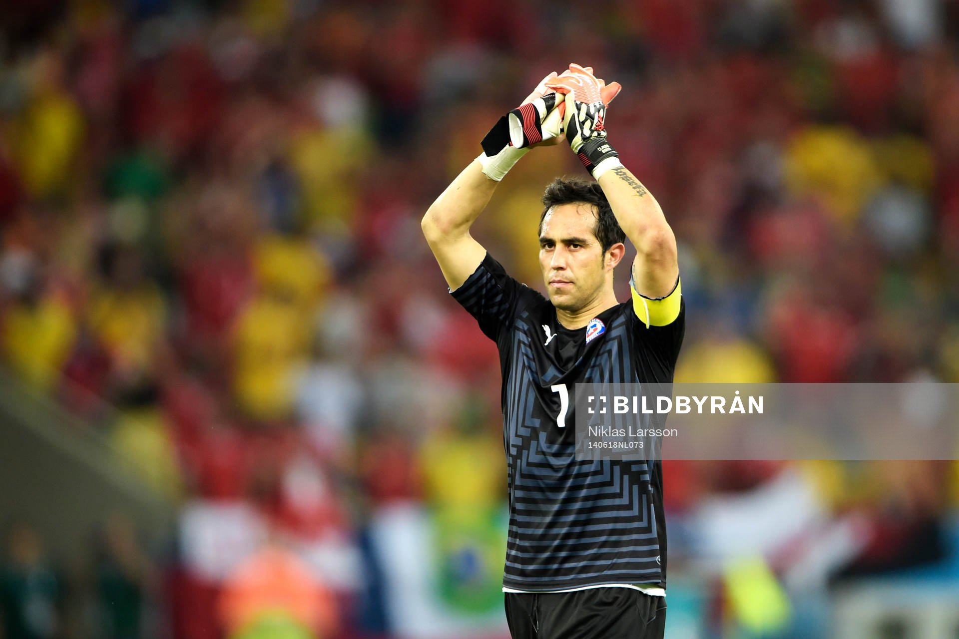 Chiles målvakt Claudio Bravo jublar efter fotbollsmatchen mellan Spanien och Chile under Fotbolls-VM den 18 juni 2014 i Rio de Janeiro.