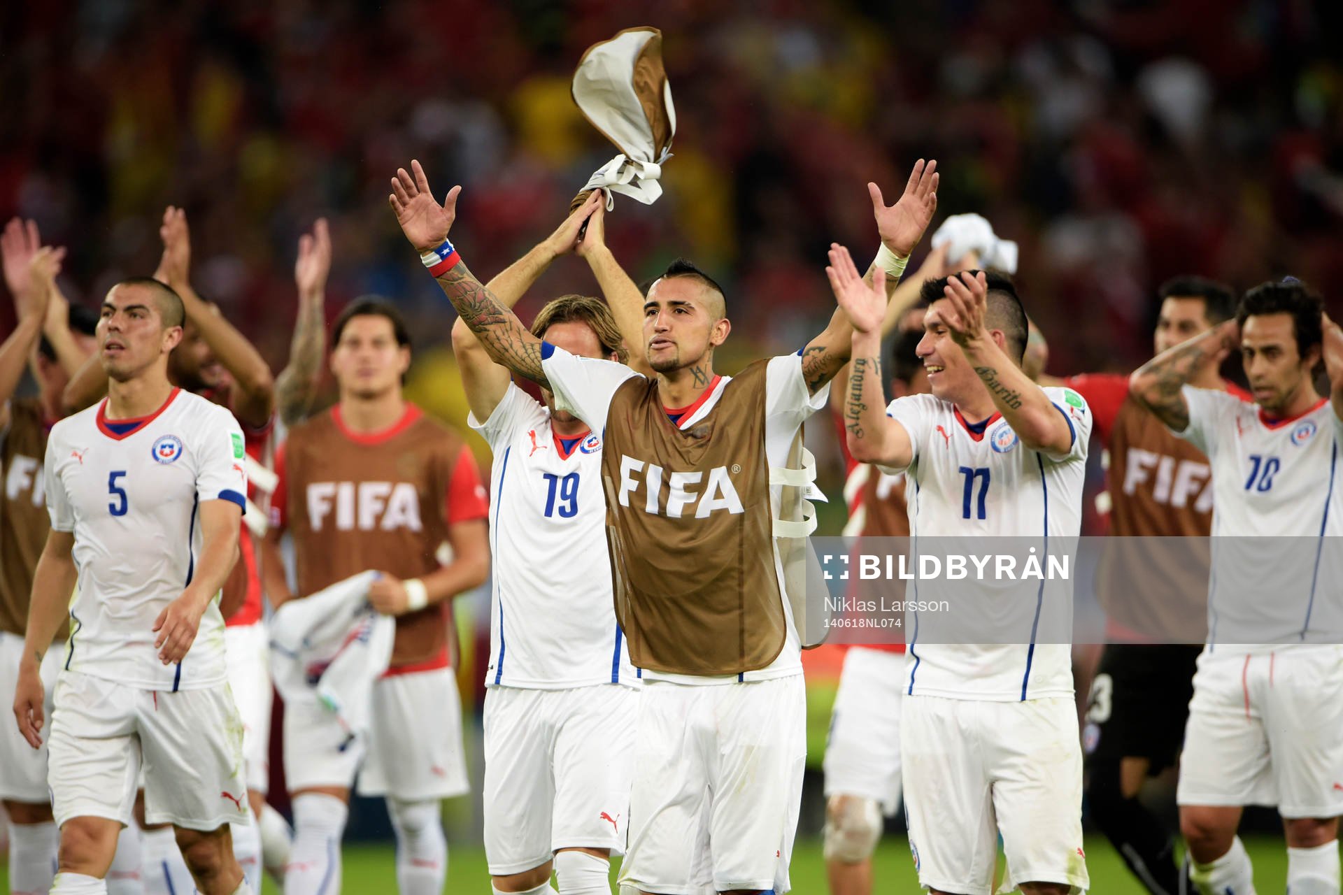 Chiles Eduardo Vargas och Arturo Vidal jublar efter fotbollsmatchen mellan Spanien och Chile under Fotbolls-VM den 18 juni 2014 i Rio de Janeiro.