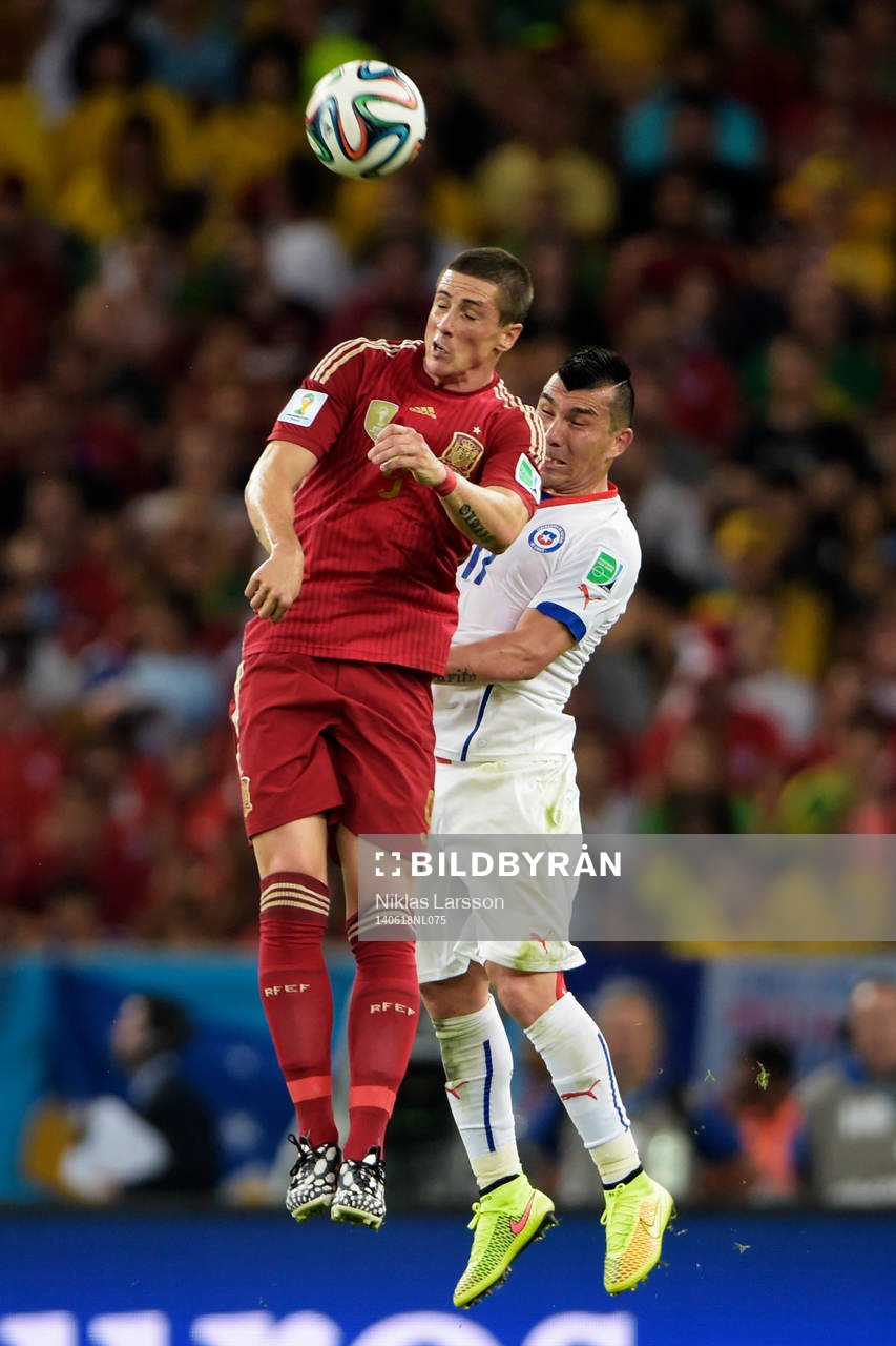 Spaniens Fernando Torres och Chiles Eduardo Vargas efter fotbollsmatchen mellan Spanien och Chile under Fotbolls-VM den 18 juni 2014 i Rio de Janeiro.