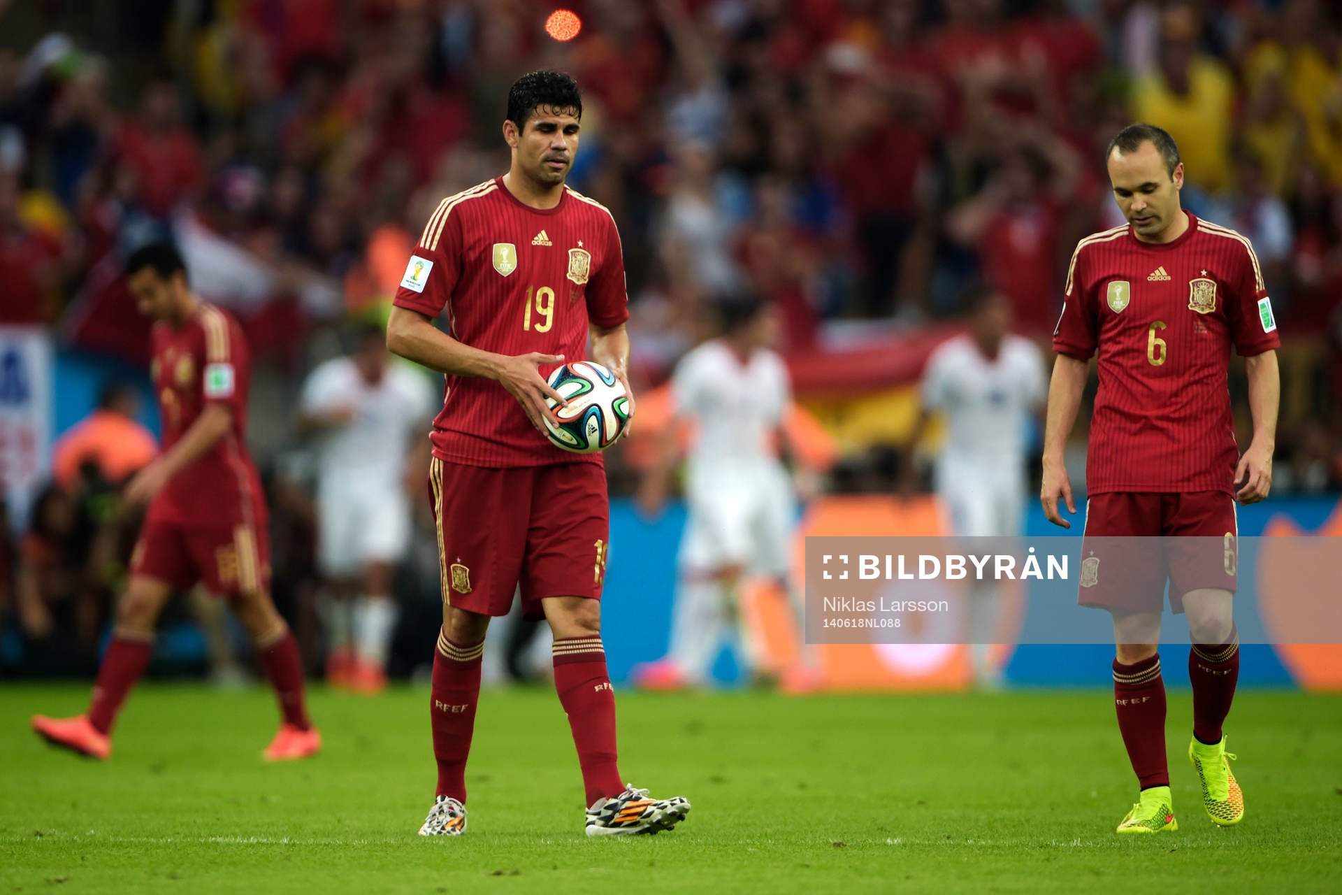 Spaniens Diego Costa och Andres Iniesta deppar