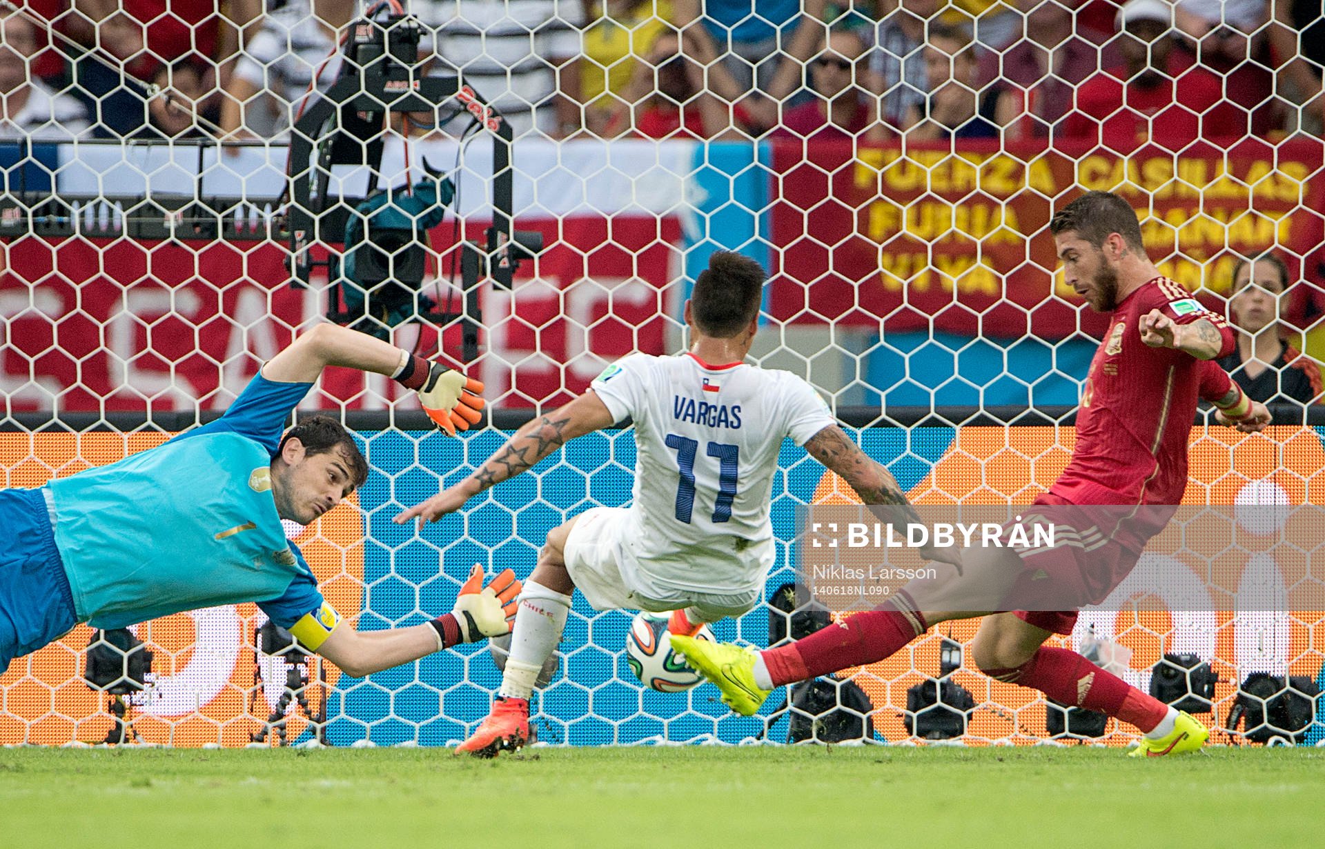 Chiles Eduardo Vargas gör 1-0 bakom Spaniens målvakt Iker Casillas och Sergio Ramos under fotbollsmatchen mellan Spanien och Chile under Fotbolls-VM den 18 juni 2014 i Rio de Janeiro.