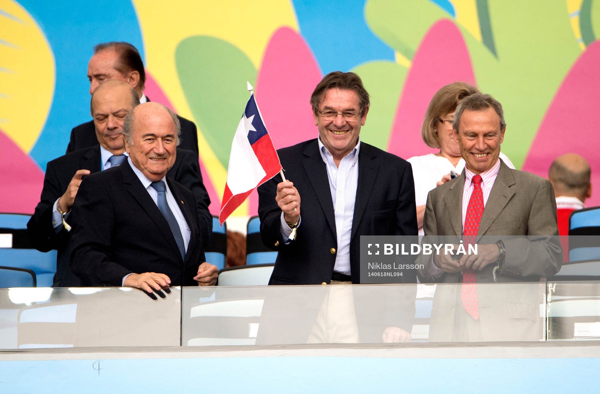 Sepp Blatter med celebert sällskap under fotbollsmatchen mellan Spanien och Chile under Fotbolls-VM den 18 juni 2014 i Rio de Janeiro.