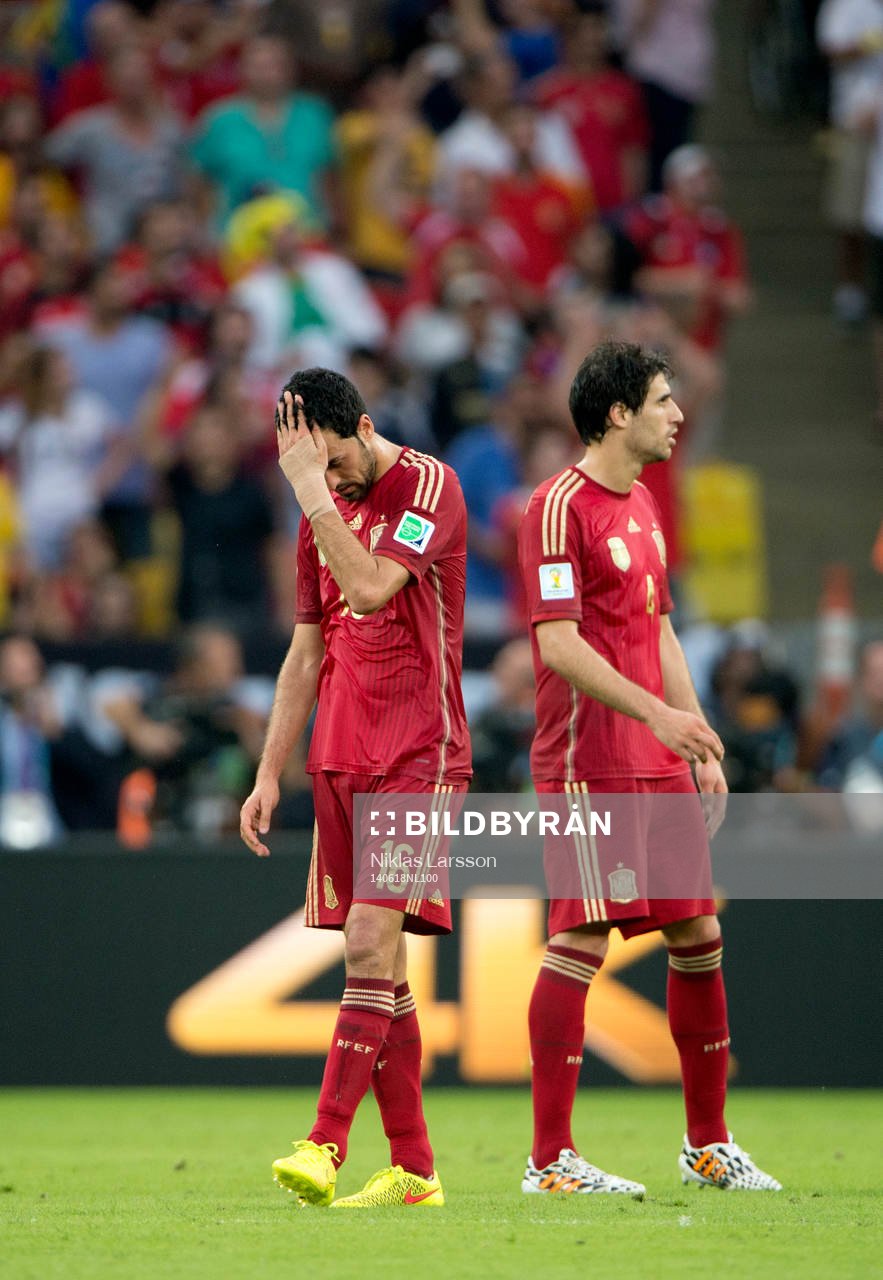 Spaniens Sergio Busquets och Javi Martinez deppar